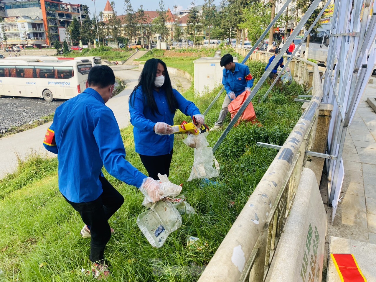 Thanh niên Sa Pa dọn rác, lập các chốt duy trì giao thông dịp lễ ảnh 1