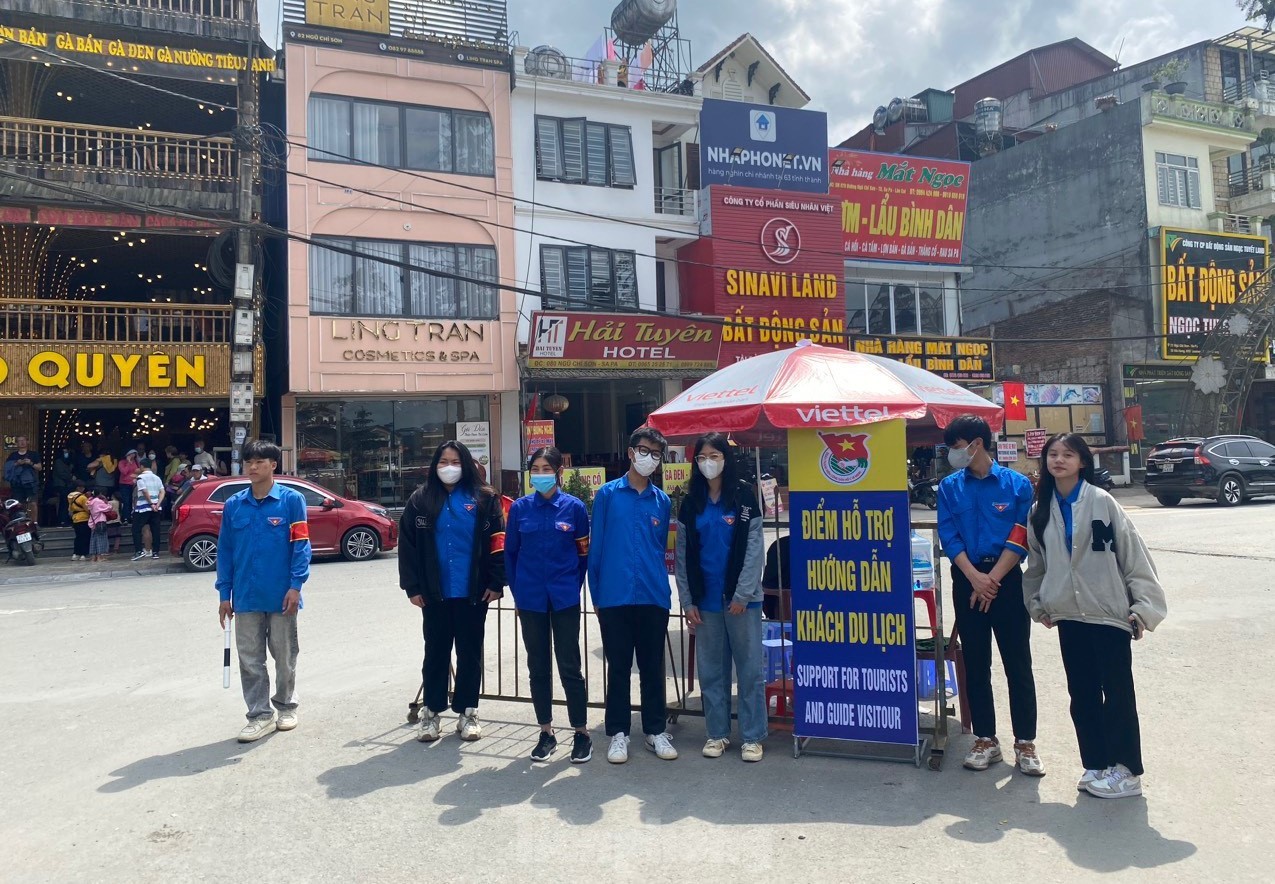 Thanh niên Sa Pa dọn rác, lập các chốt duy trì giao thông dịp lễ ảnh 6