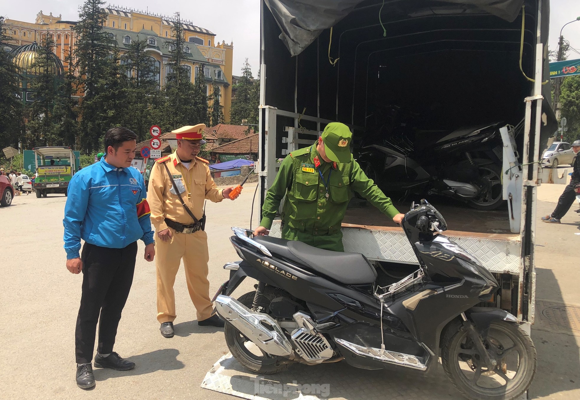 Thanh niên Sa Pa dọn rác, lập các chốt duy trì giao thông dịp lễ ảnh 5