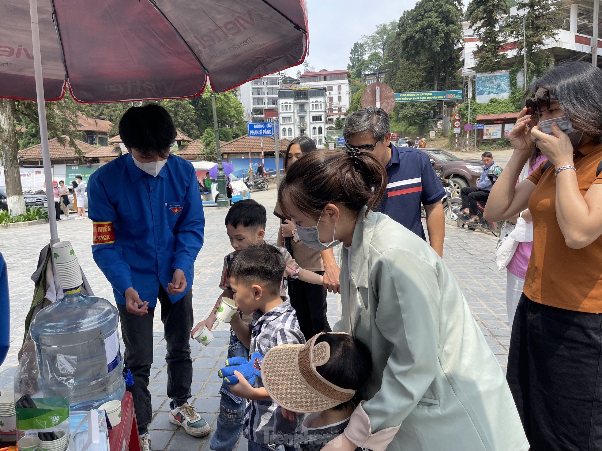 Thanh niên Sa Pa dọn rác, lập các chốt duy trì giao thông dịp lễ ảnh 3