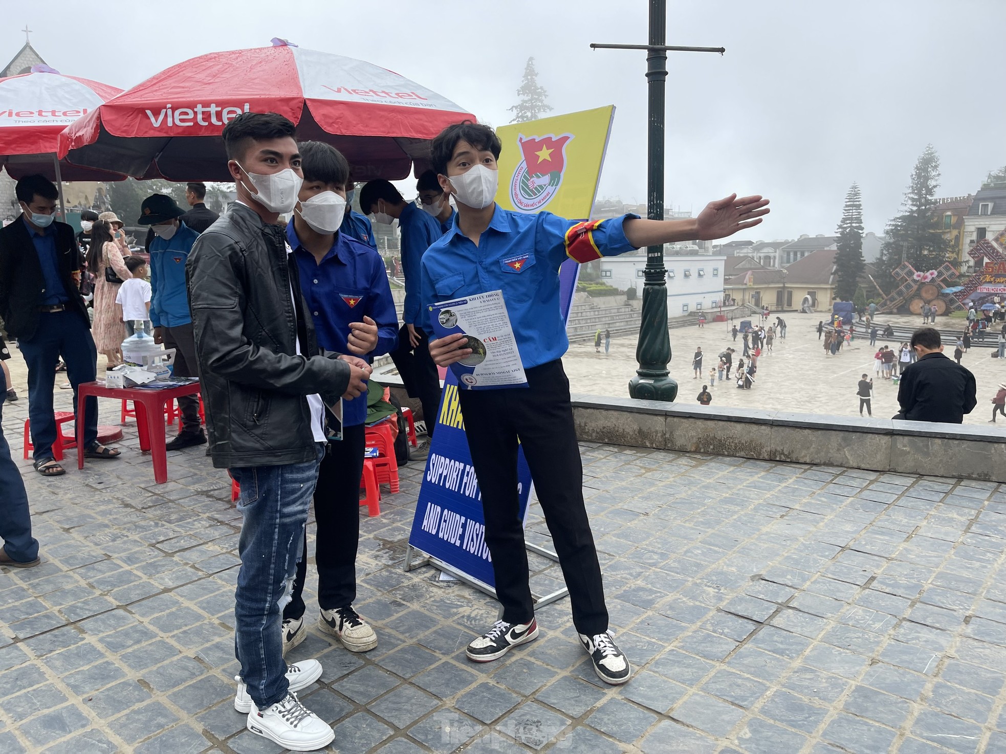 Thanh niên Sa Pa dọn rác, lập các chốt duy trì giao thông dịp lễ ảnh 4