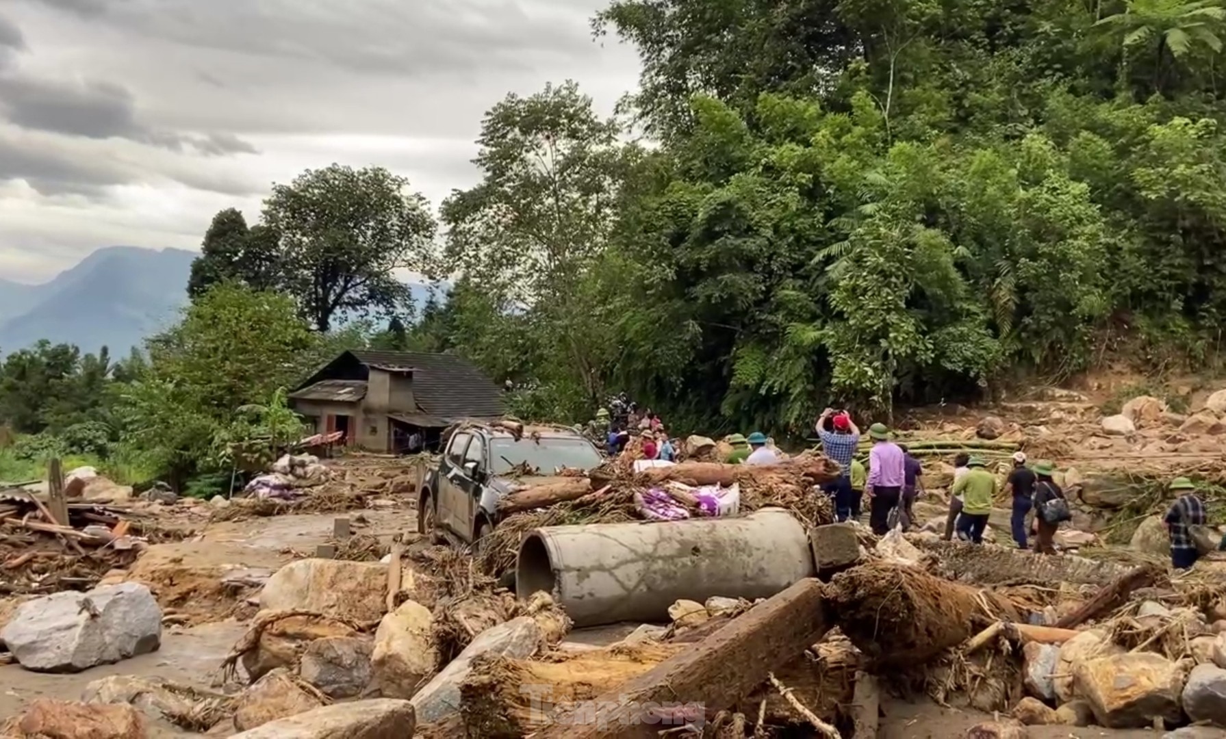Cảnh hoang tàn nơi lũ quét vừa đi qua ở Lào Cai ảnh 6