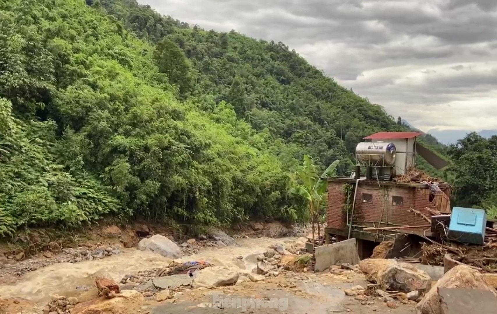 Cảnh hoang tàn nơi lũ quét vừa đi qua ở Lào Cai ảnh 8