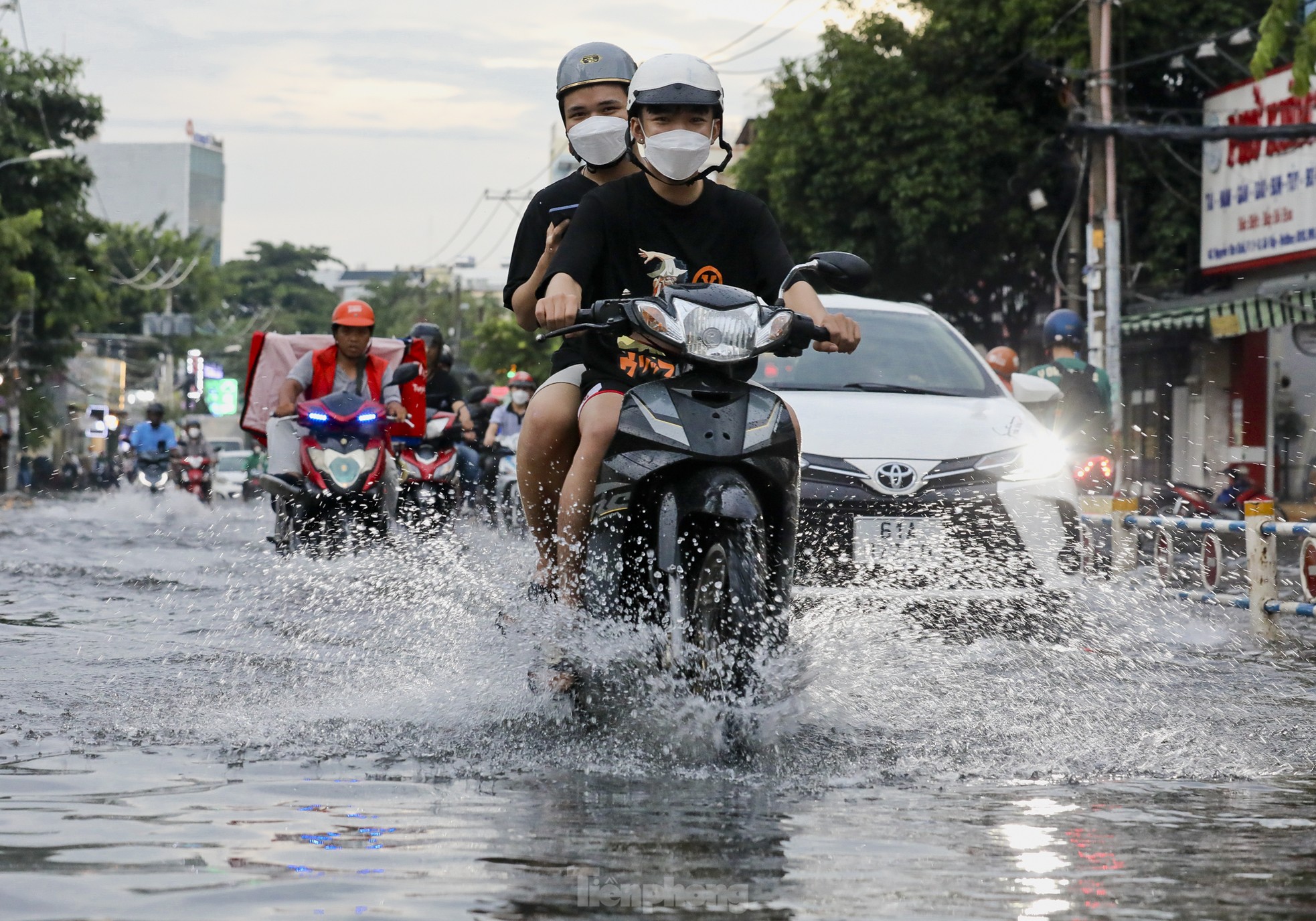 Mưa xối xả kéo dài, TPHCM ngập nặng khiến người dân vất vả lội nước về nhà ảnh 19