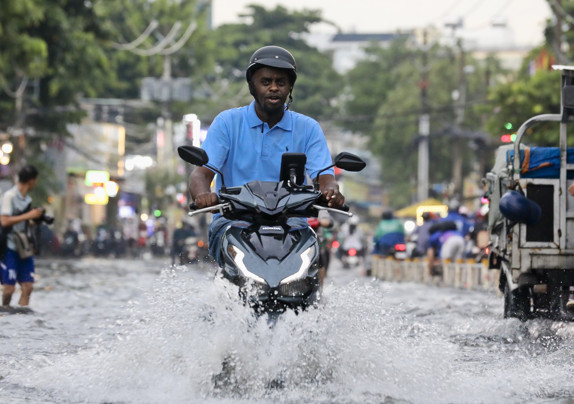 Mưa xối xả kéo dài, TPHCM ngập nặng khiến người dân vất vả lội nước về nhà ảnh 3