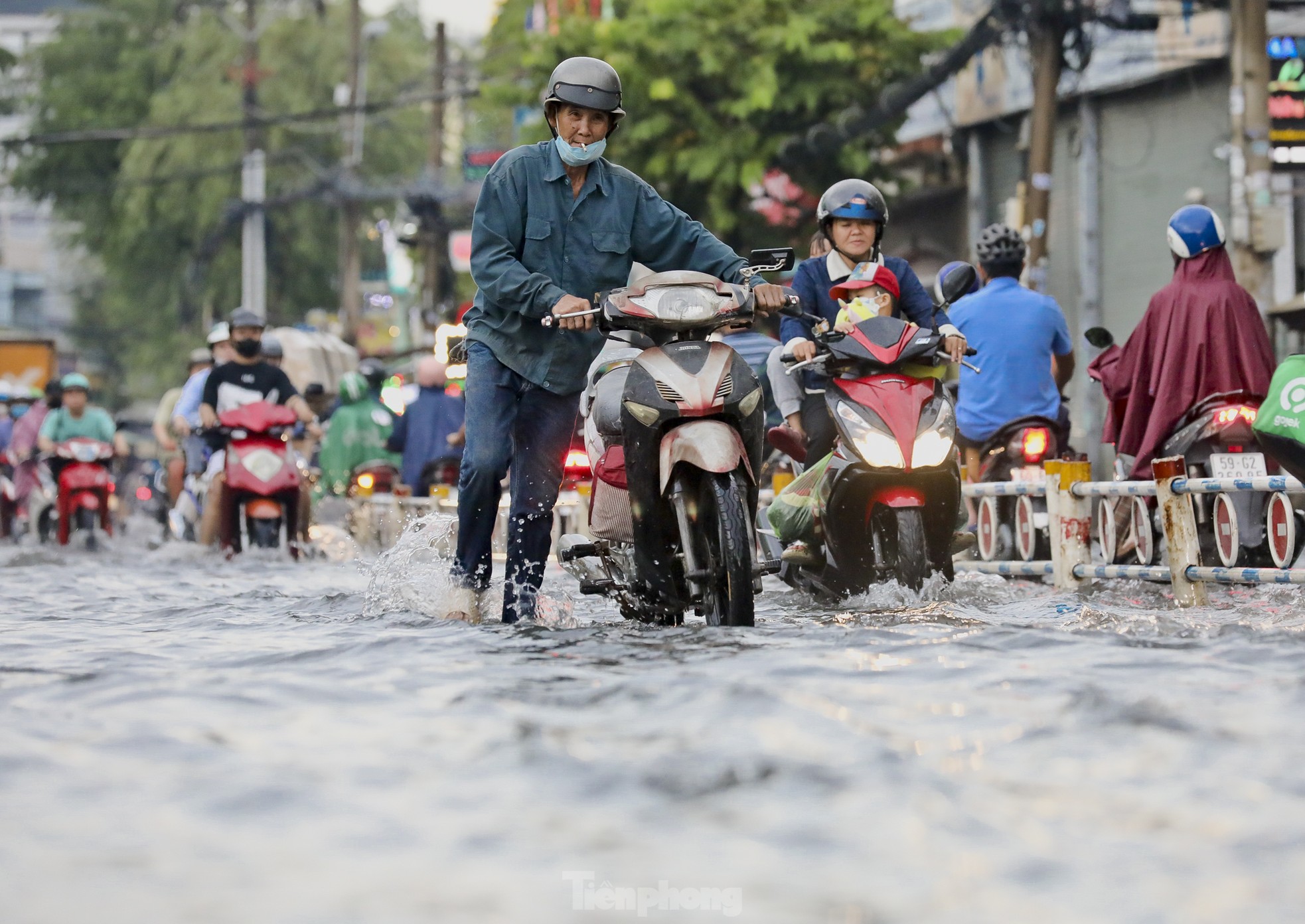 Mưa xối xả kéo dài, TPHCM ngập nặng khiến người dân vất vả lội nước về nhà ảnh 9
