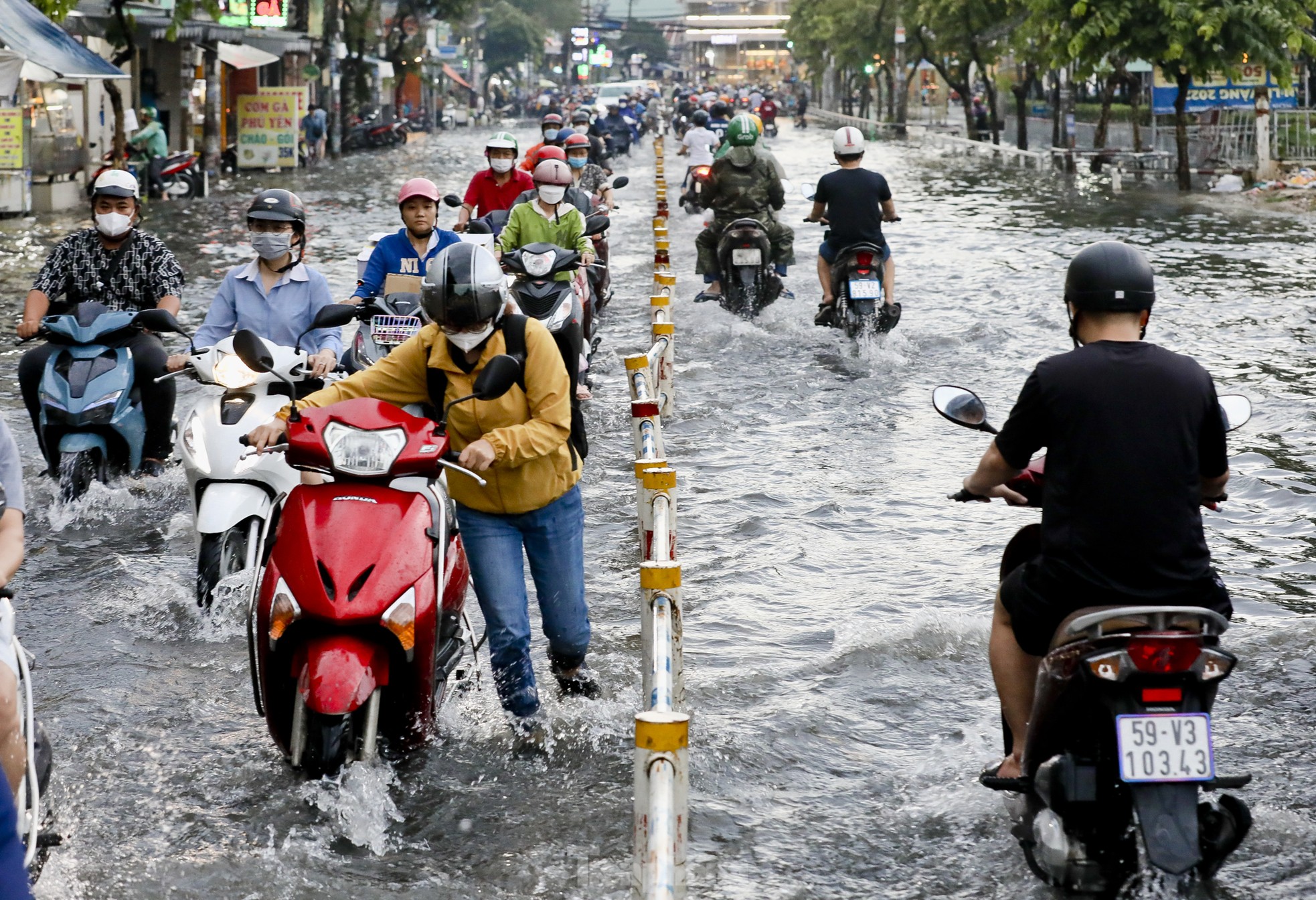 Mưa xối xả kéo dài, TPHCM ngập nặng khiến người dân vất vả lội nước về nhà ảnh 1