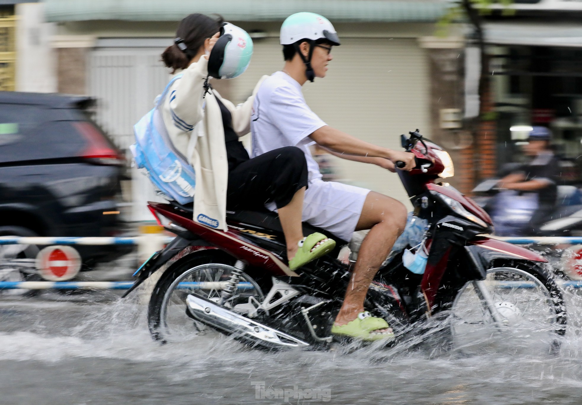 Mưa xối xả kéo dài, TPHCM ngập nặng khiến người dân vất vả lội nước về nhà ảnh 18