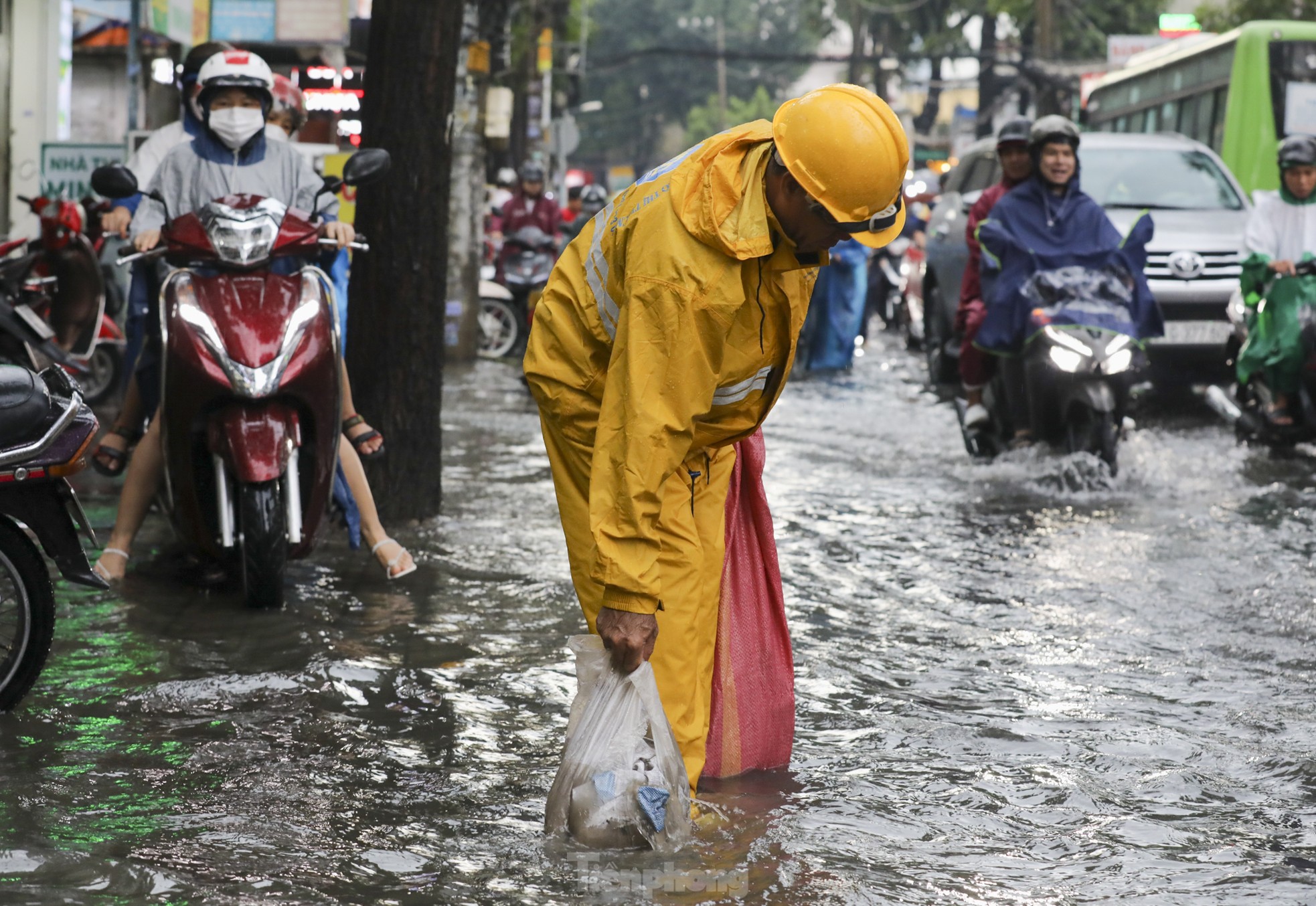 Mưa xối xả kéo dài, TPHCM ngập nặng khiến người dân vất vả lội nước về nhà ảnh 16