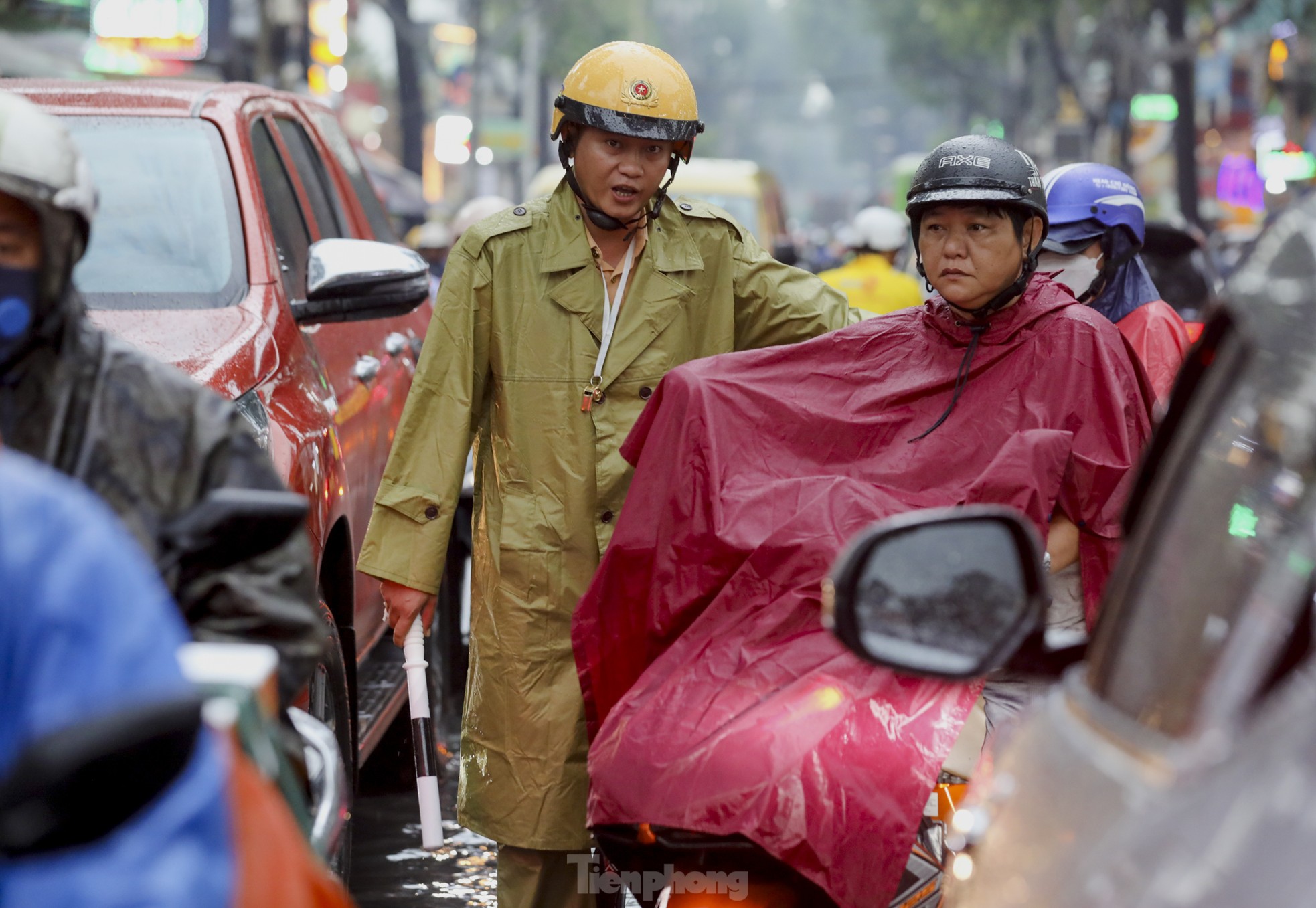 Mưa xối xả kéo dài, TPHCM ngập nặng khiến người dân vất vả lội nước về nhà ảnh 14