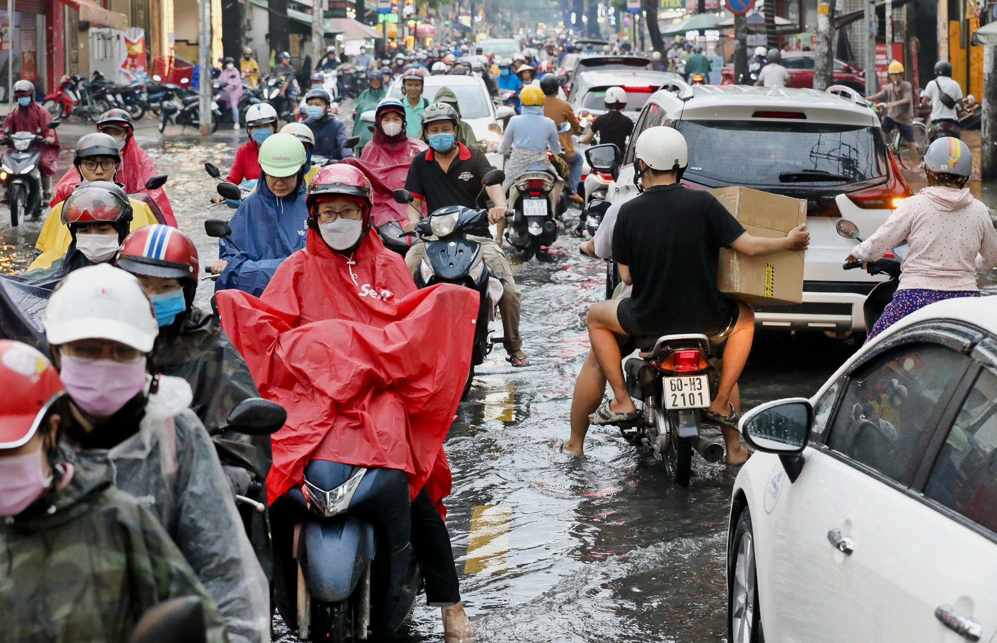 Mưa xối xả kéo dài, TPHCM ngập nặng khiến người dân vất vả lội nước về nhà ảnh 13