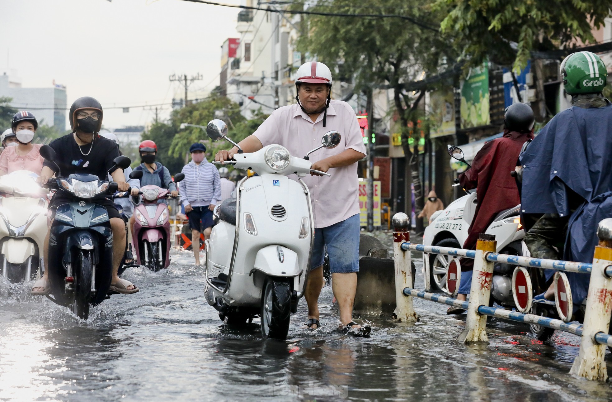 Mưa xối xả kéo dài, TPHCM ngập nặng khiến người dân vất vả lội nước về nhà ảnh 8
