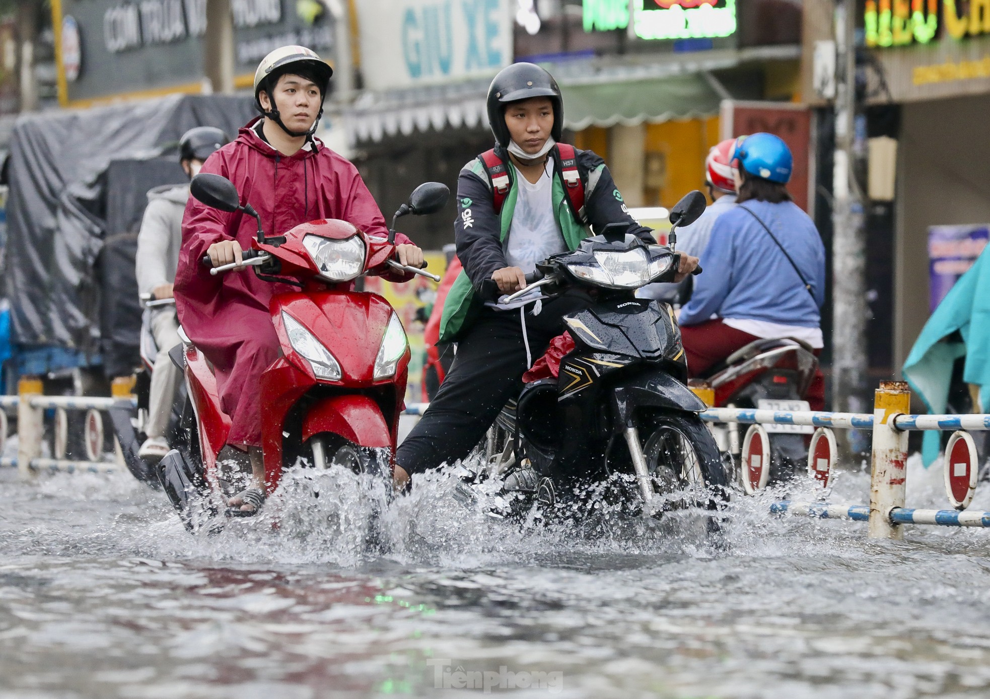 Mưa xối xả kéo dài, TPHCM ngập nặng khiến người dân vất vả lội nước về nhà ảnh 7