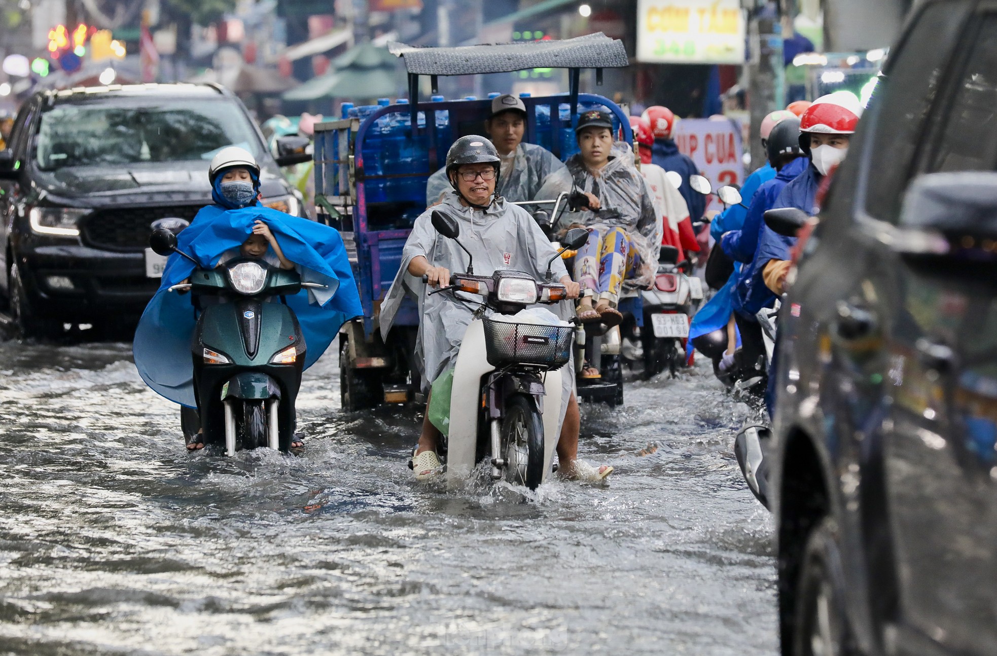 Mưa xối xả kéo dài, TPHCM ngập nặng khiến người dân vất vả lội nước về nhà ảnh 12