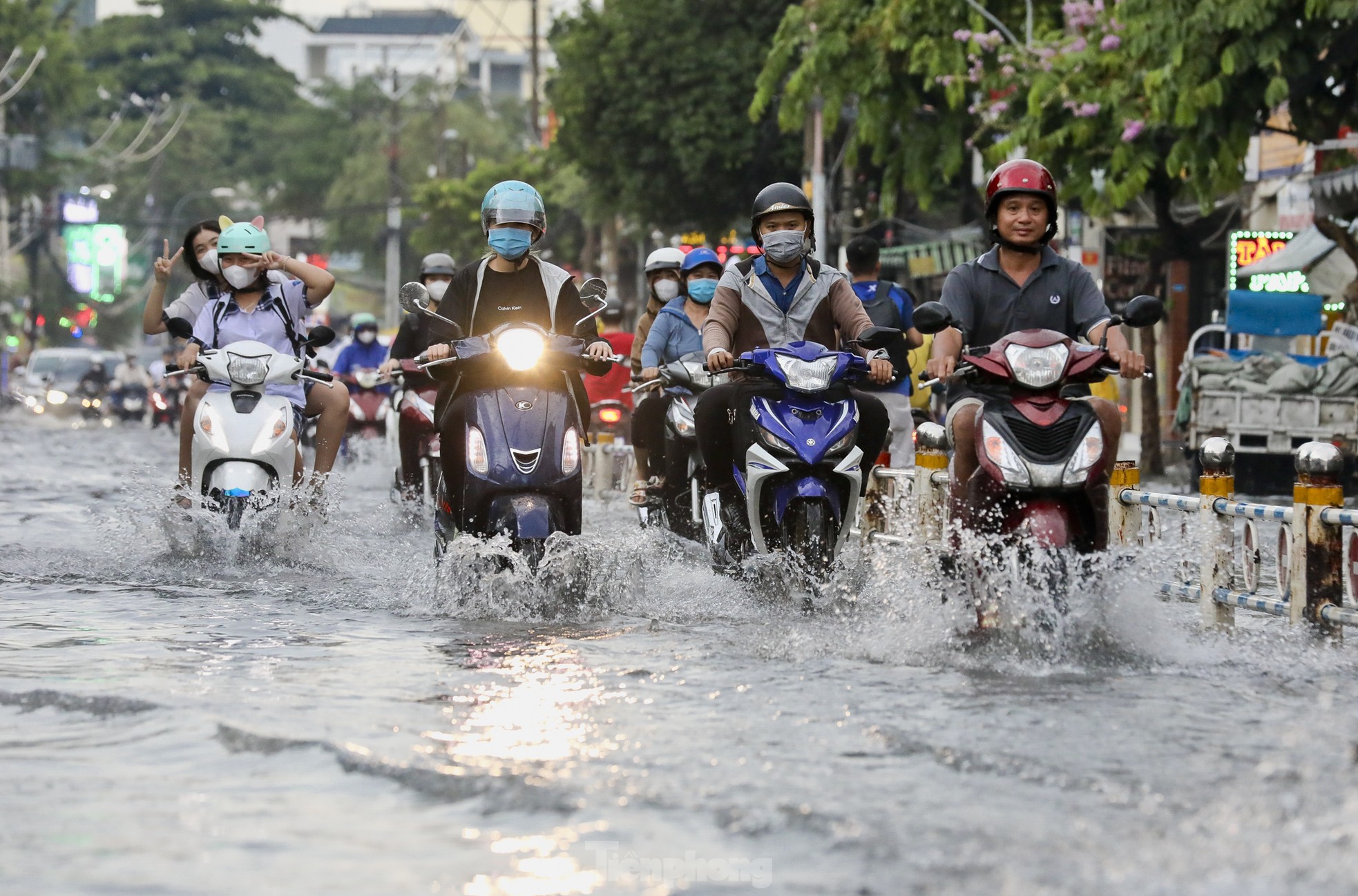 Mưa xối xả kéo dài, TPHCM ngập nặng khiến người dân vất vả lội nước về nhà ảnh 5