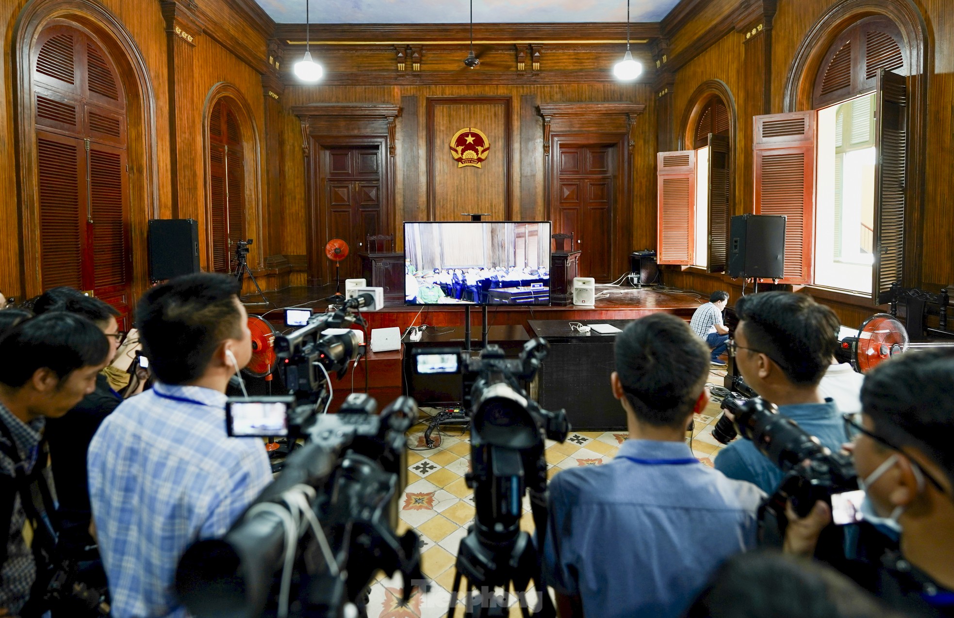 Giải tán nhóm người livestream tại phiên toà xét xử bà Nguyễn Phương Hằng ảnh 13