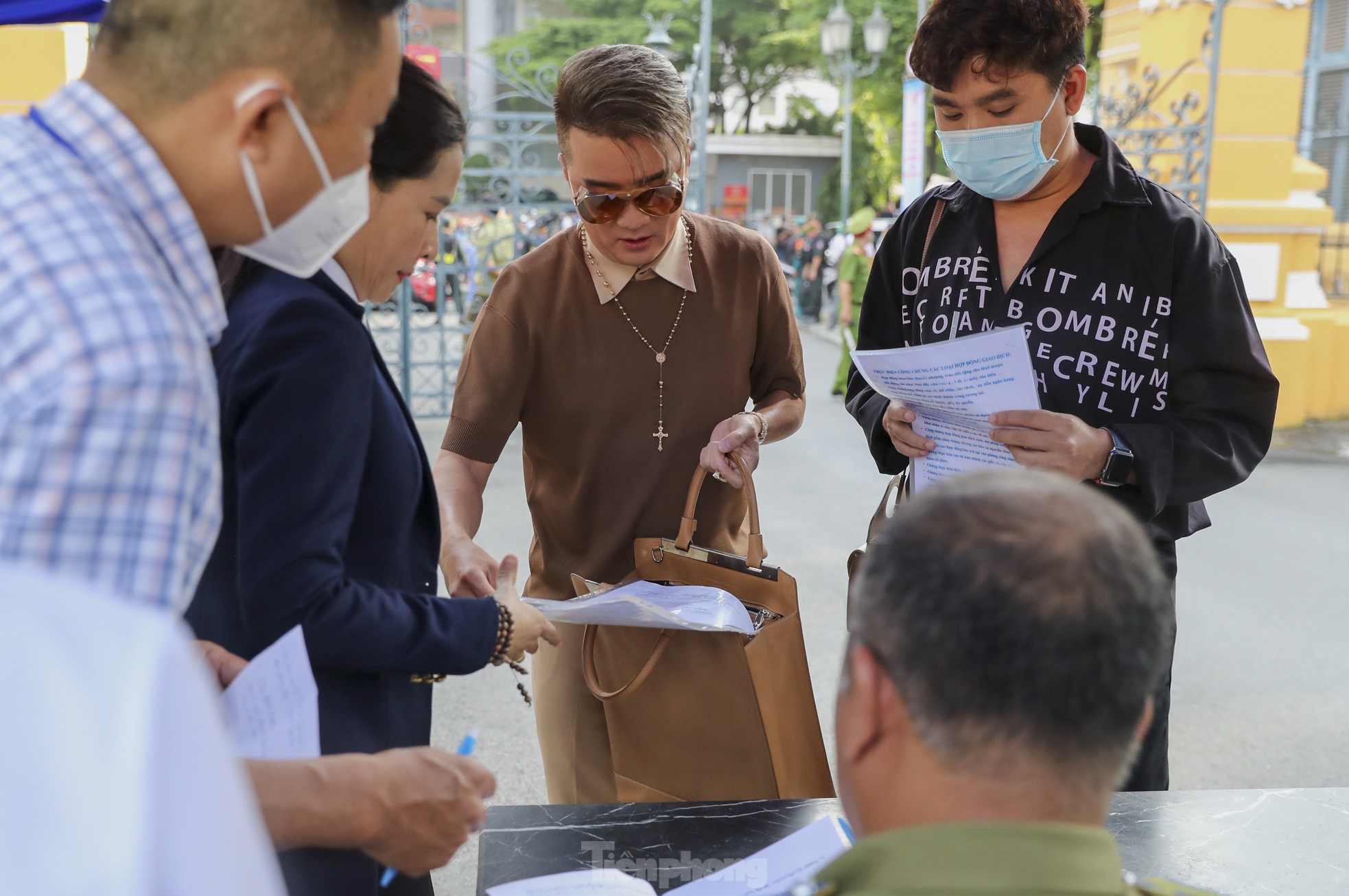 Giải tán nhóm người livestream tại phiên toà xét xử bà Nguyễn Phương Hằng ảnh 9