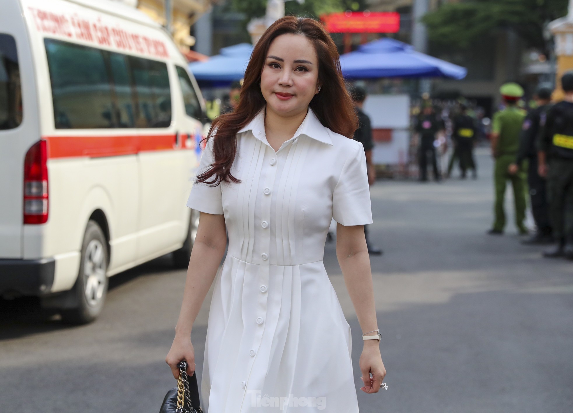Giải tán nhóm người livestream tại phiên toà xét xử bà Nguyễn Phương Hằng ảnh 11