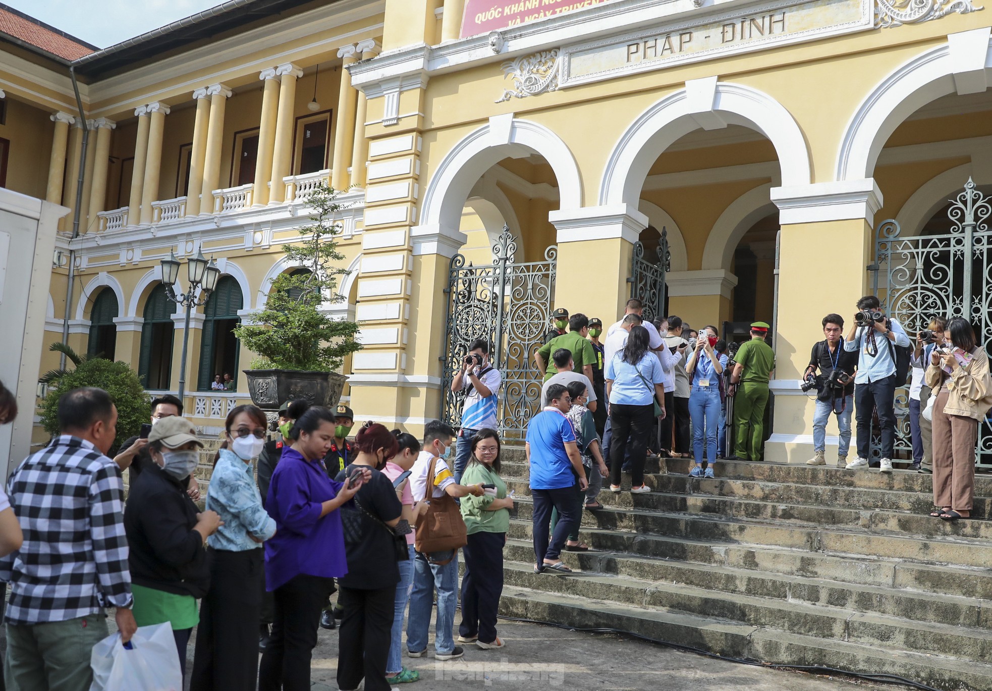 Giải tán nhóm người livestream tại phiên toà xét xử bà Nguyễn Phương Hằng ảnh 7