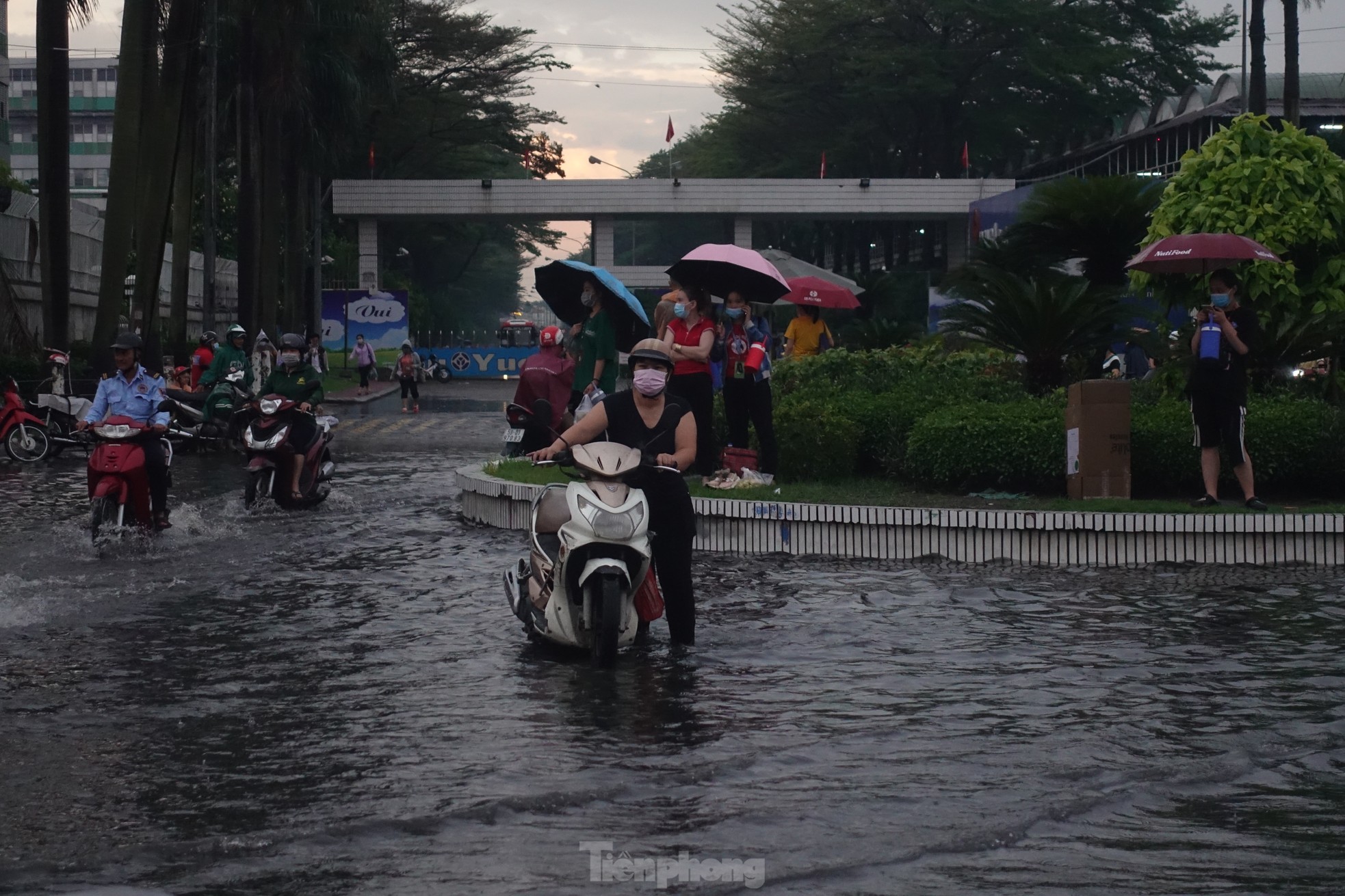 Mưa lớn kéo dài, hầm chui Tân Tạo cùng nhiều tuyến đường TPHCM ngập sâu trong nước ảnh 8
