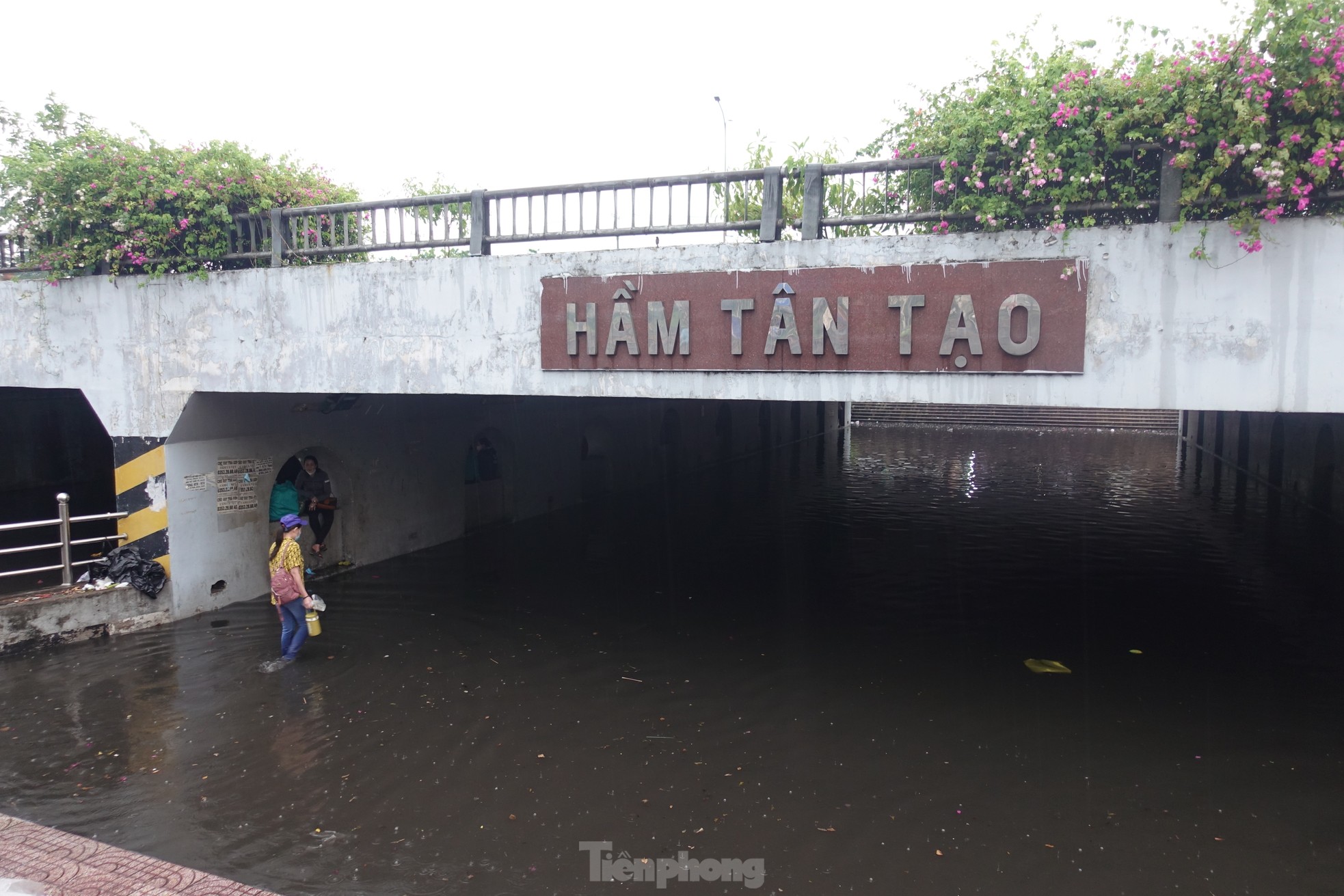 Mưa lớn kéo dài, hầm chui Tân Tạo cùng nhiều tuyến đường TPHCM ngập sâu trong nước ảnh 1