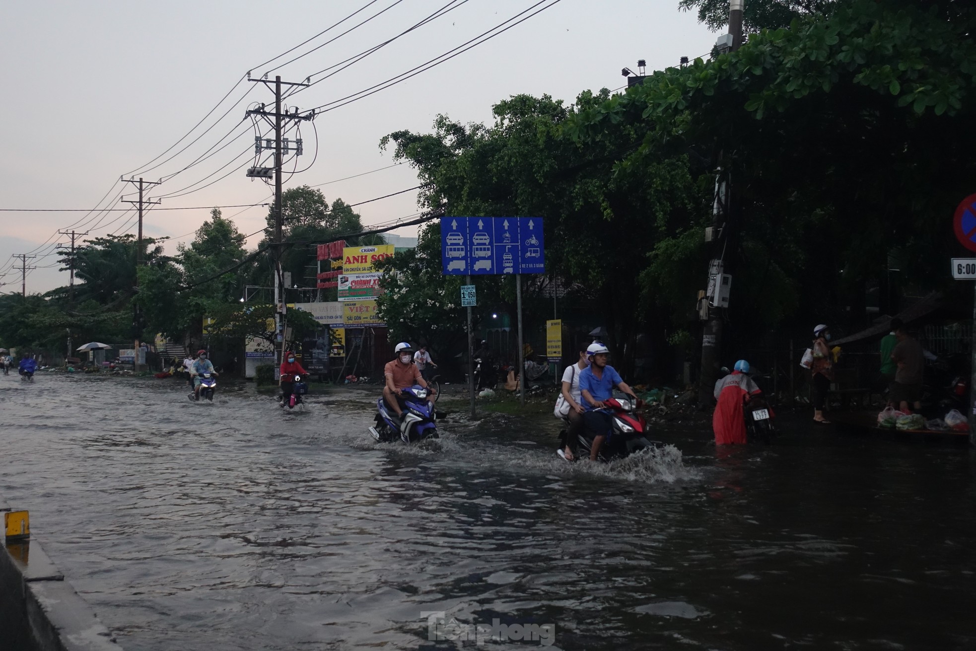 Mưa lớn kéo dài, hầm chui Tân Tạo cùng nhiều tuyến đường TPHCM ngập sâu trong nước ảnh 12