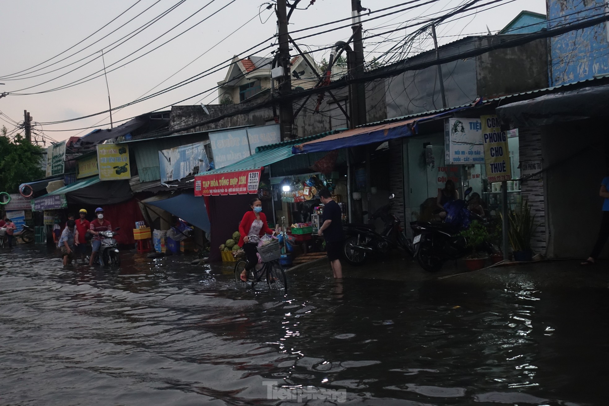Mưa lớn kéo dài, hầm chui Tân Tạo cùng nhiều tuyến đường TPHCM ngập sâu trong nước ảnh 10