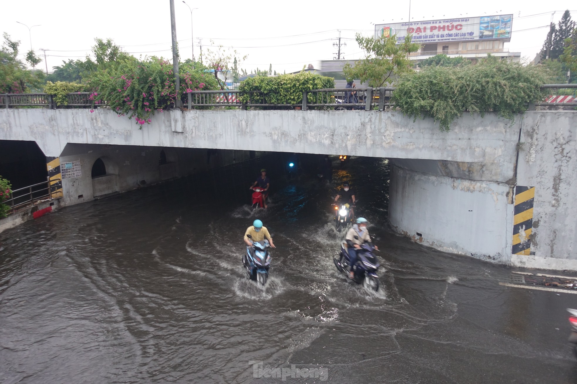 Mưa lớn kéo dài, hầm chui Tân Tạo cùng nhiều tuyến đường TPHCM ngập sâu trong nước ảnh 3