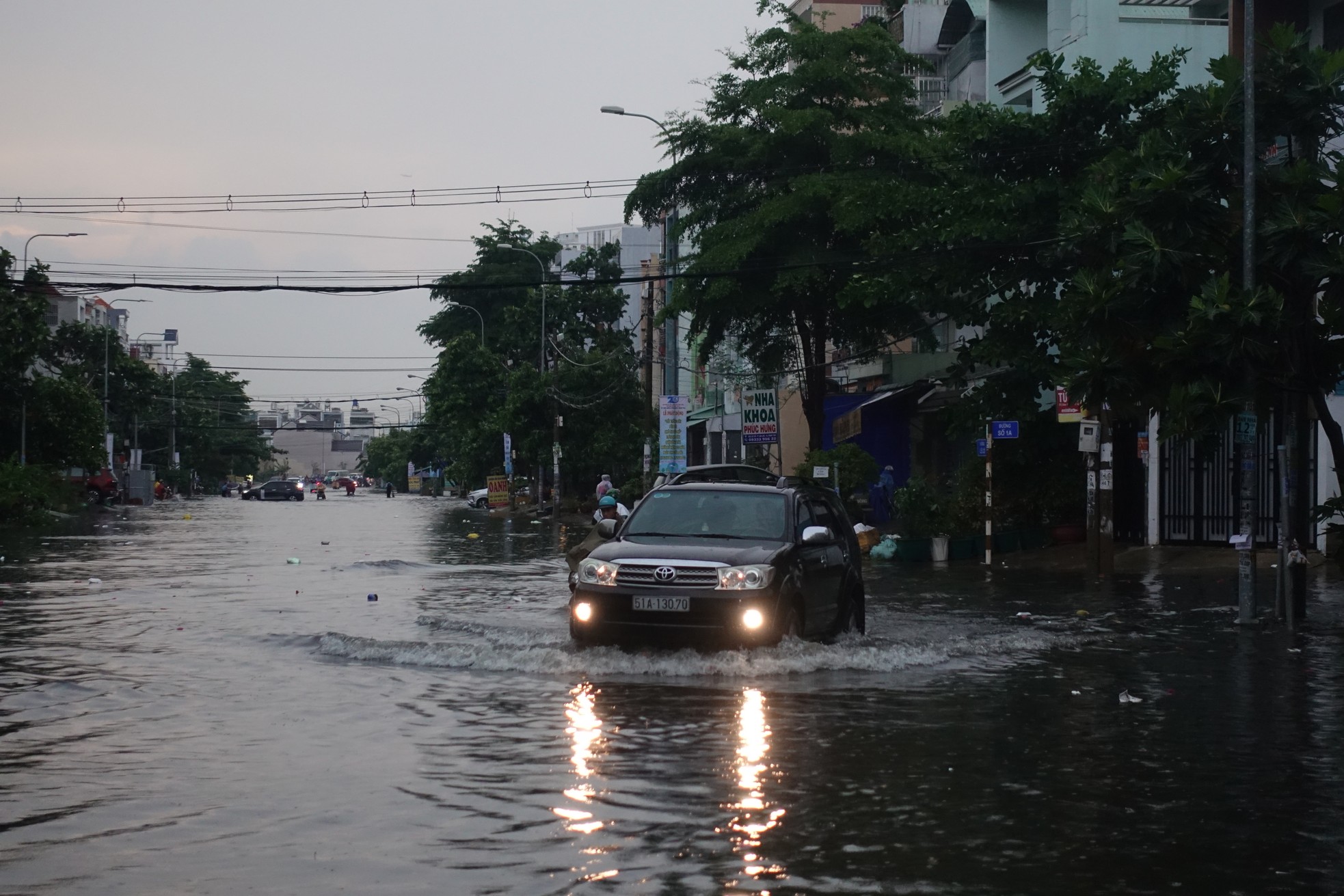 Mưa lớn kéo dài, nhiều tuyến đường TPHCM ngập, cây xanh ngã đổ ảnh 7