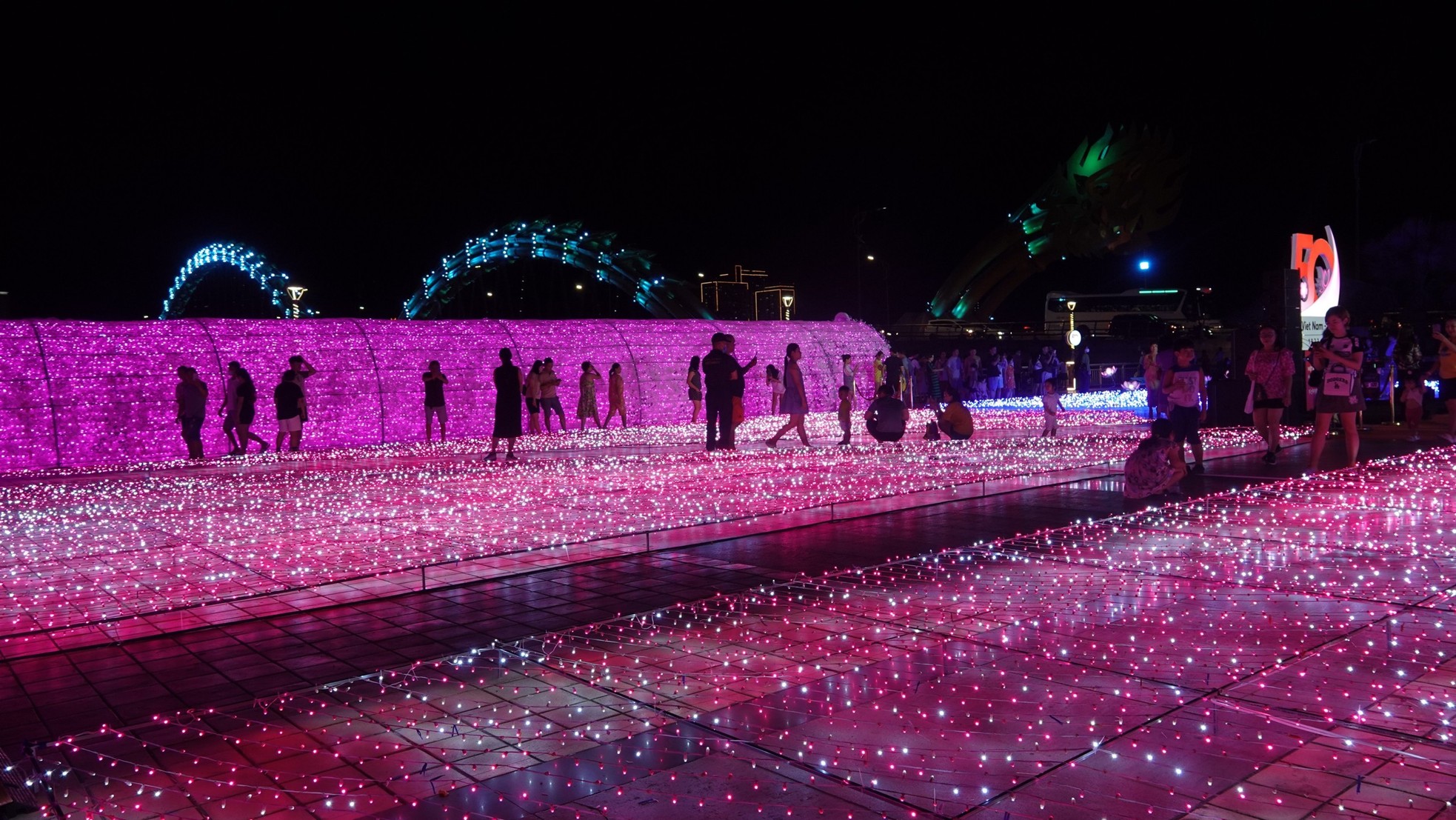 Hàng nghìn du khách đổ về thưởng ngoạn không gian ánh sáng bên sông Hàn