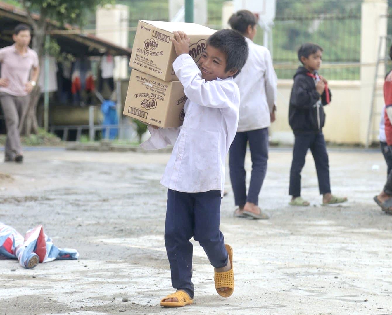 Tuổi trẻ Công an Kon Tum tiếp sức học sinh nghèo đến trường ảnh 7
