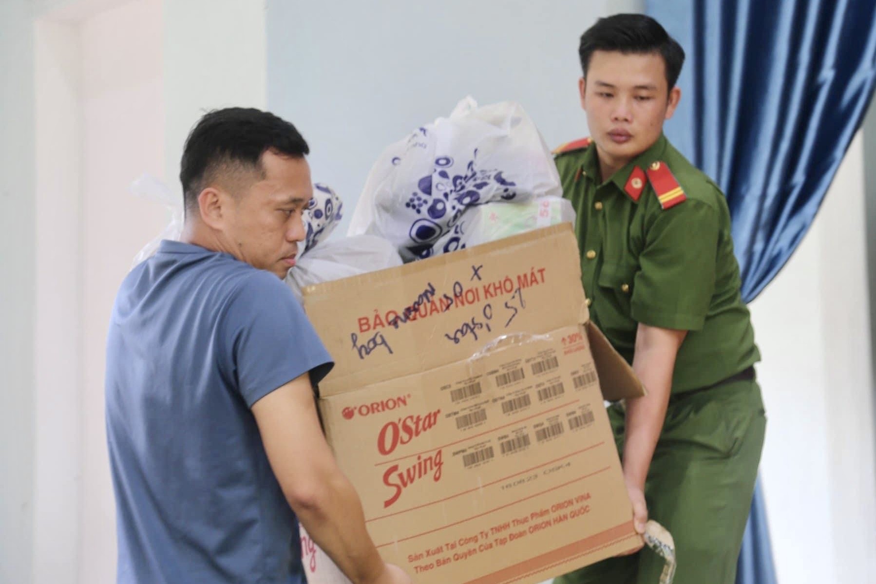 Tuổi trẻ Công an Kon Tum tiếp sức học sinh nghèo đến trường ảnh 2
