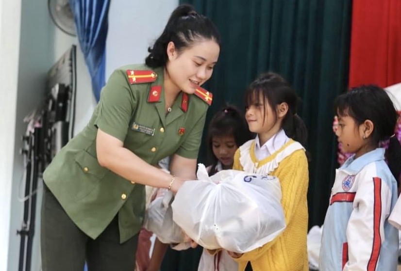 Tuổi trẻ Công an Kon Tum tiếp sức học sinh nghèo đến trường ảnh 5