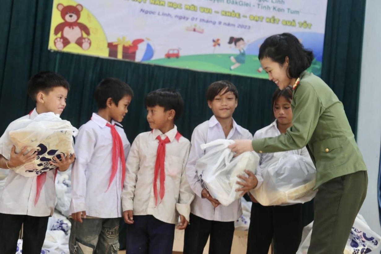 Tuổi trẻ Công an Kon Tum tiếp sức học sinh nghèo đến trường ảnh 6