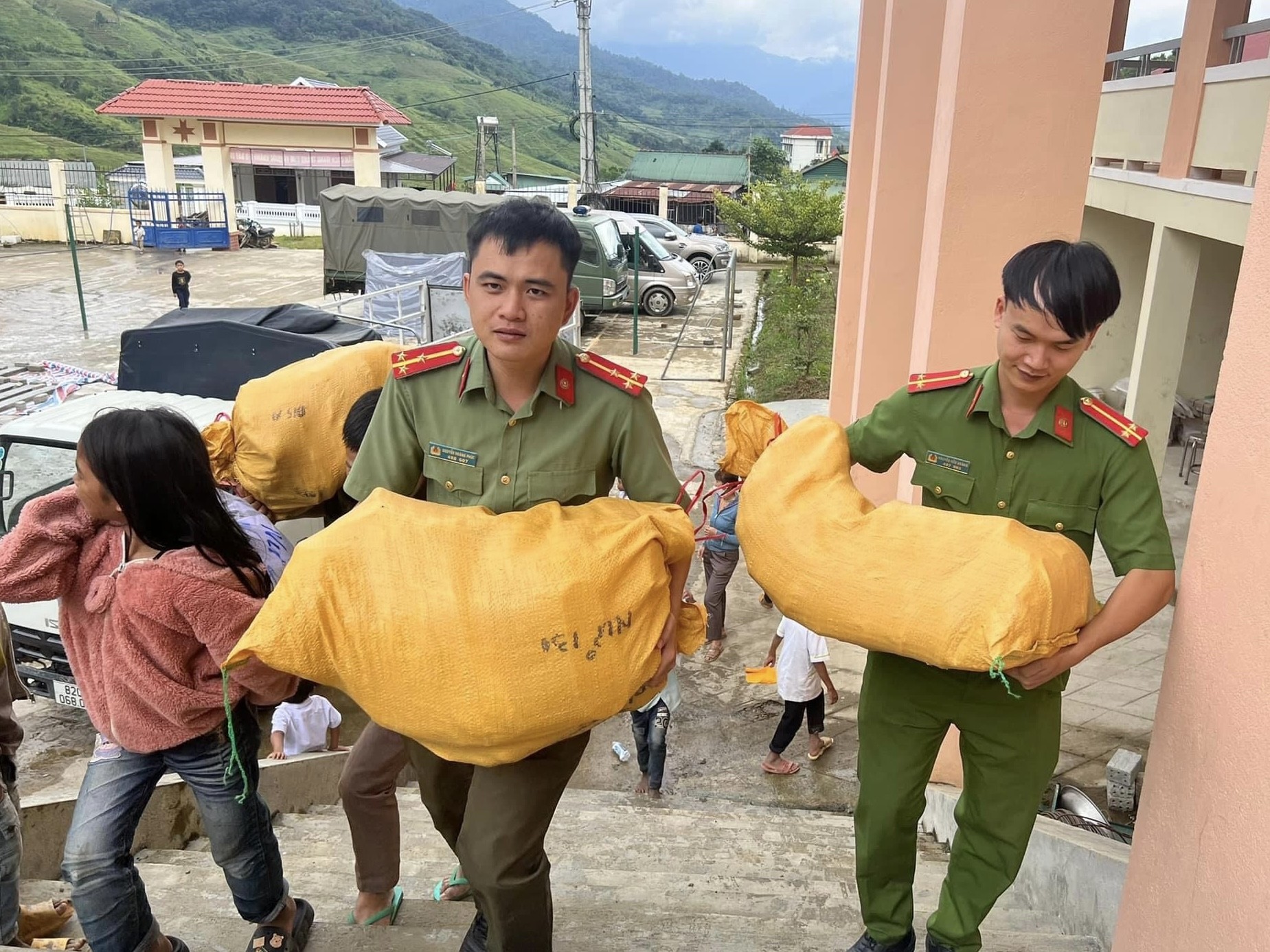 Tuổi trẻ Công an Kon Tum tiếp sức học sinh nghèo đến trường ảnh 3