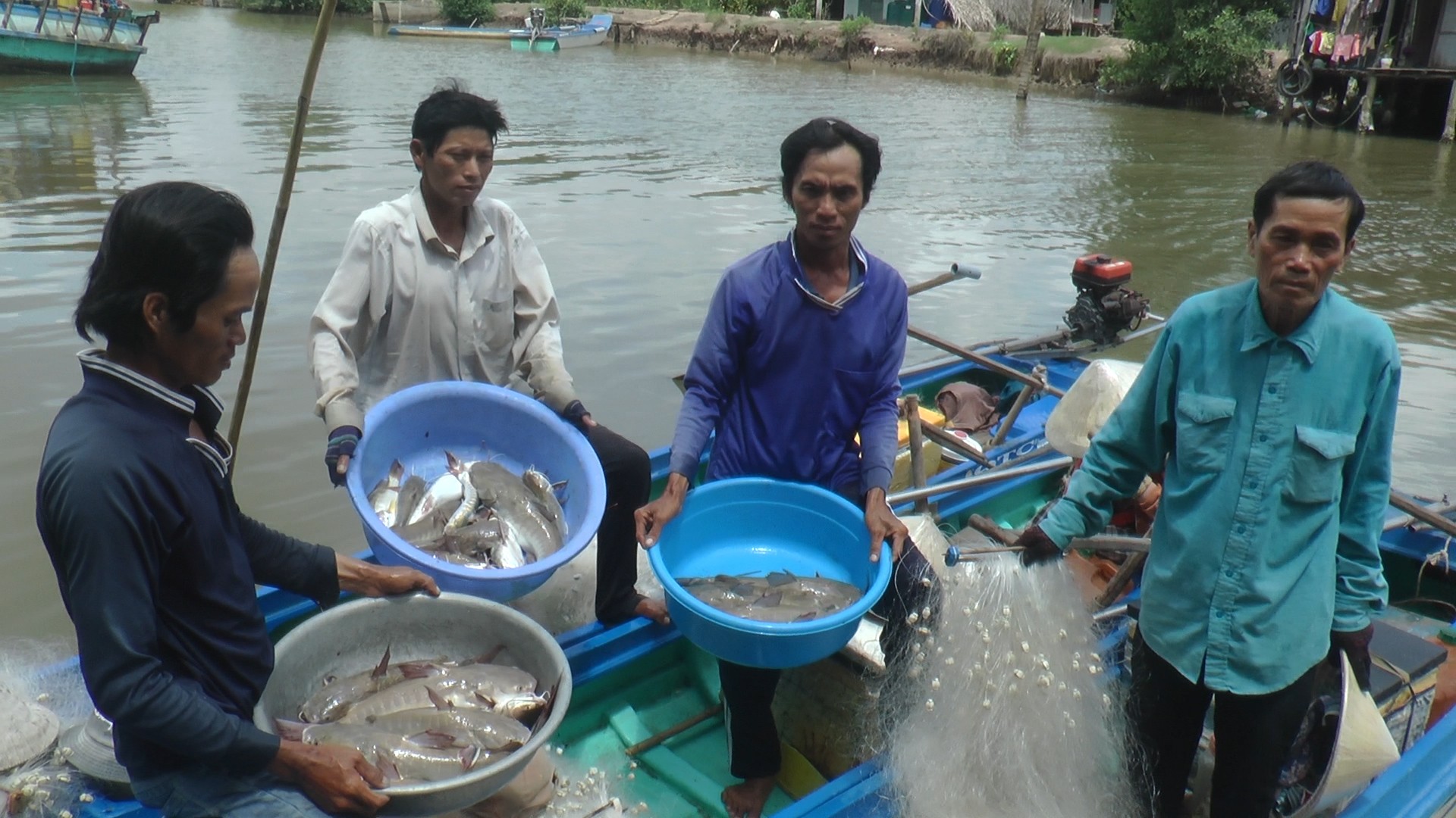 Người dân 'vùng đất cuối trời' săn cá vồ chó, thu tiền triệu mỗi ngày ảnh 2