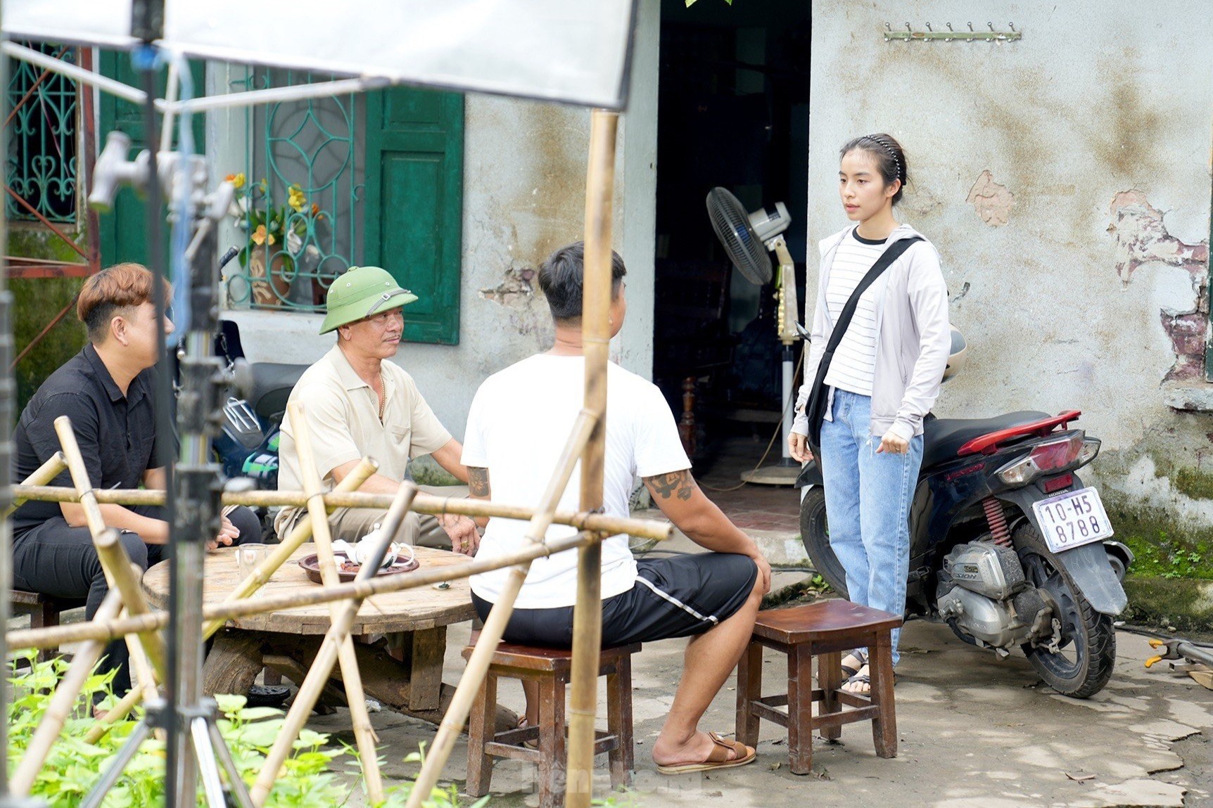 Diễn viên Trần Vân để mặt mộc quay 'Làng trong phố' ảnh 12