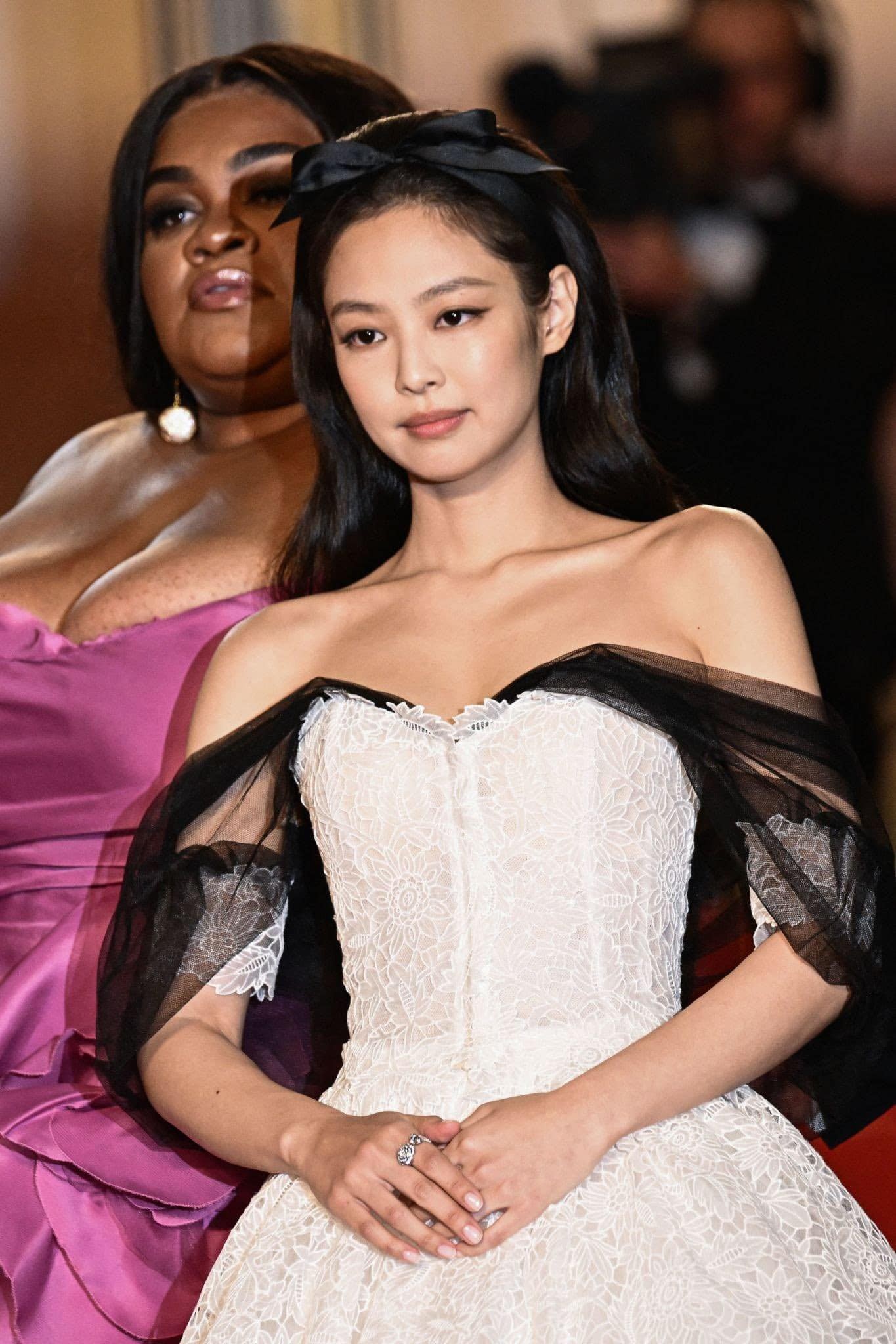 Jennie (BlackPink) xuất hiện tại thảm đỏ Cannes sau clip hẹn hò V (BTS) ảnh 3