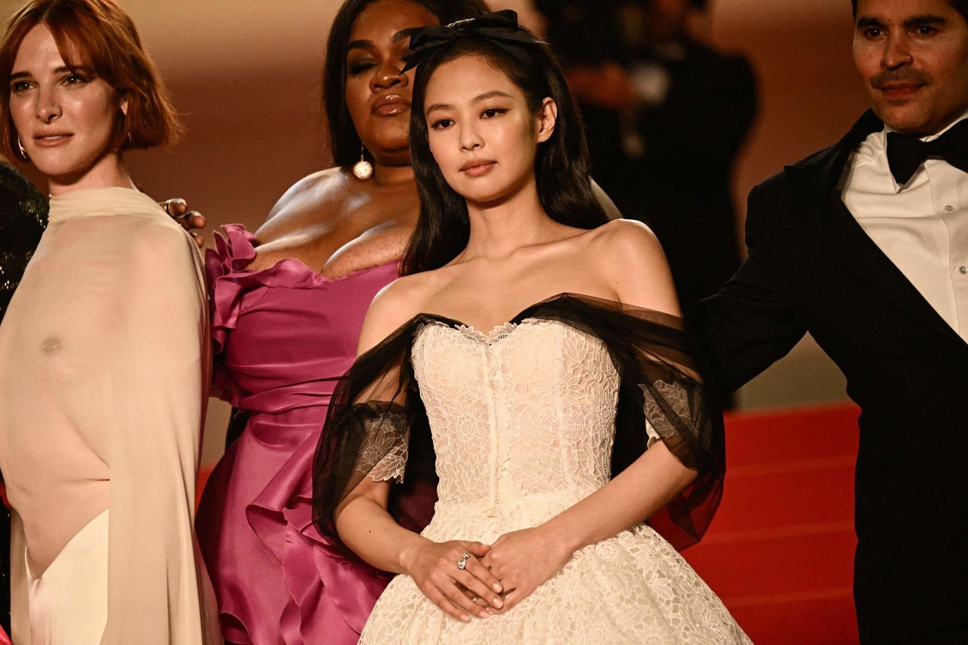 Jennie (BlackPink) xuất hiện tại thảm đỏ Cannes sau clip hẹn hò V (BTS) ảnh 6