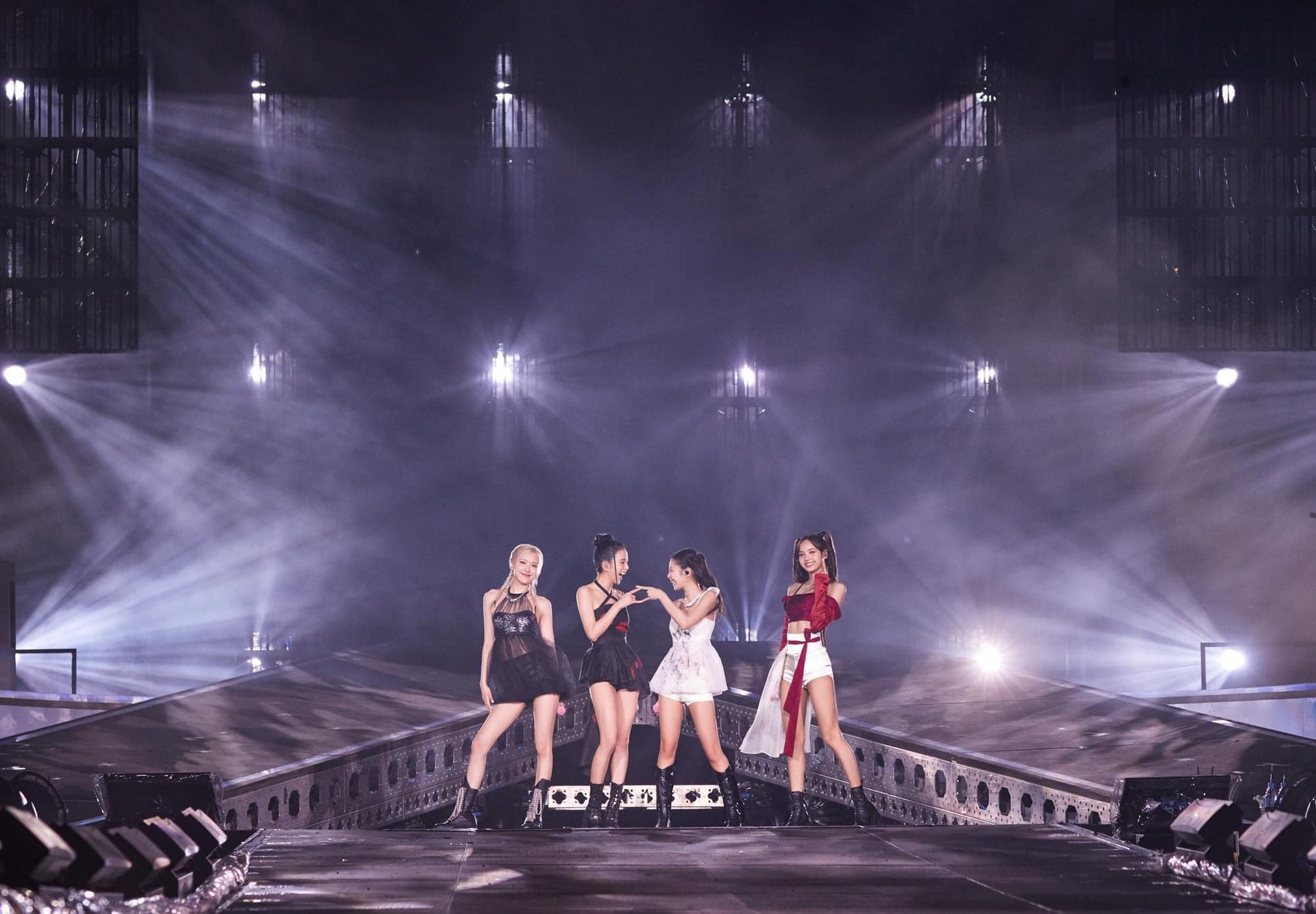 Những bức ảnh độc quyền của BlackPink tại Hà Nội ảnh 1