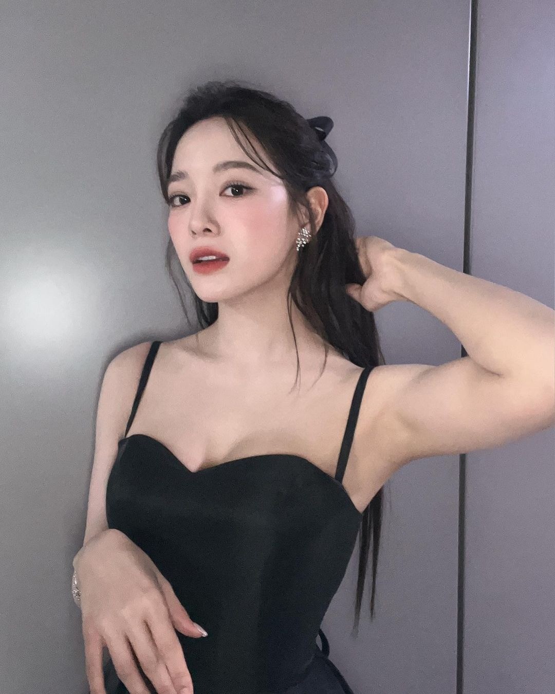 Bức hình gây sốt của sao nữ 'Hẹn hò chốn công sở' ảnh 12
