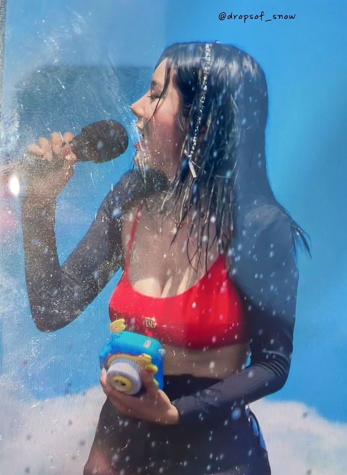 Nữ ca sĩ nổi tiếng sau màn trình diễn nóng bỏng với áo xuyên thấu ở lễ hội nước ảnh 10