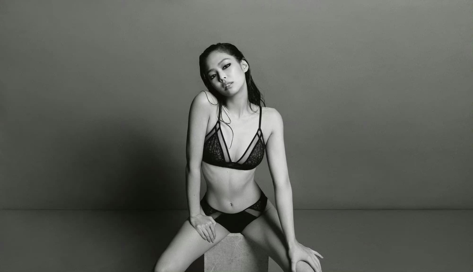 Jungkook (BTS) cùng Jennie (BlackPink) chụp ảnh nội y ảnh 13