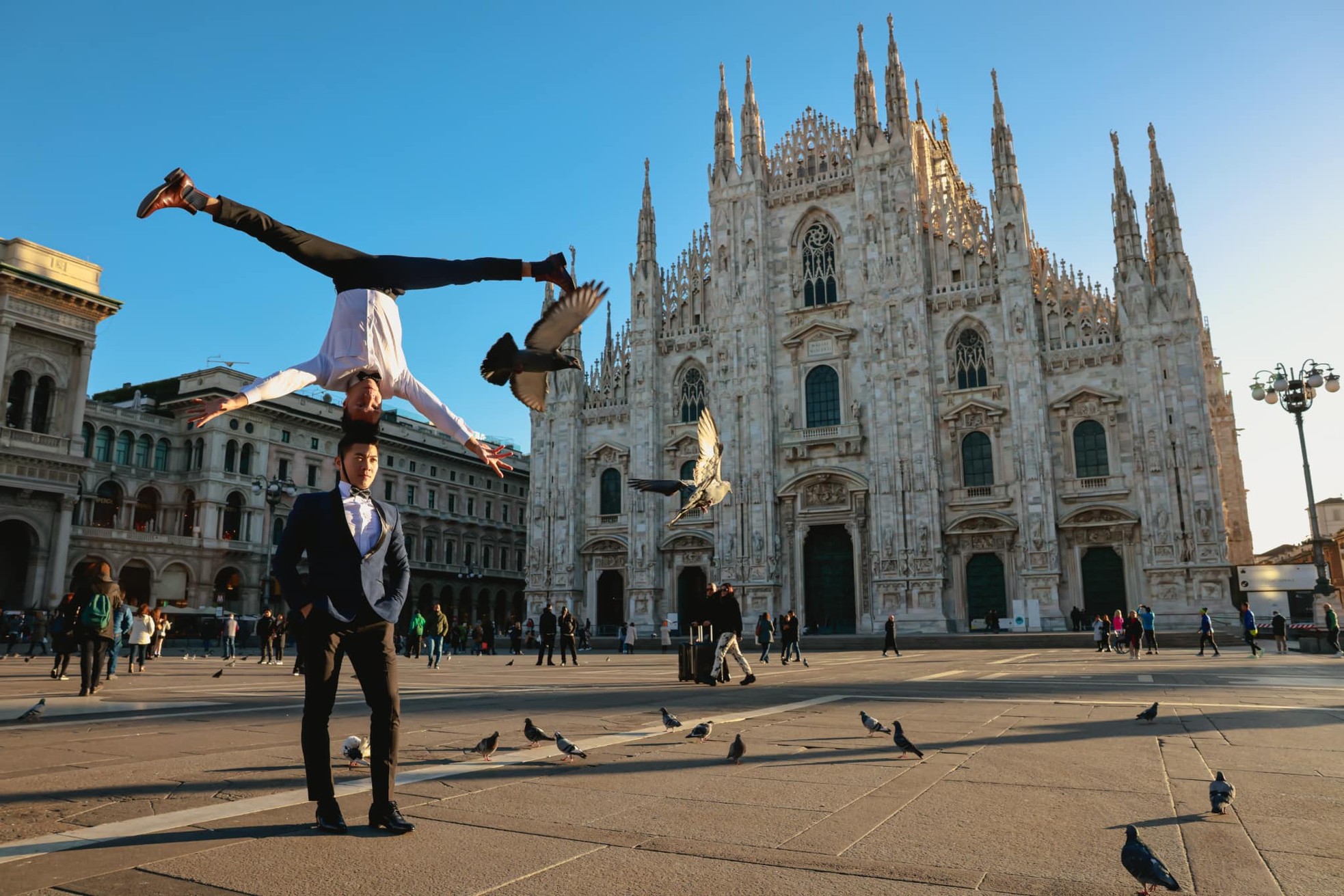 Quốc Cơ - Quốc Nghiệp chồng đầu đi trên đường phố Italy sau khi lập kỷ lục thế giới ảnh 4