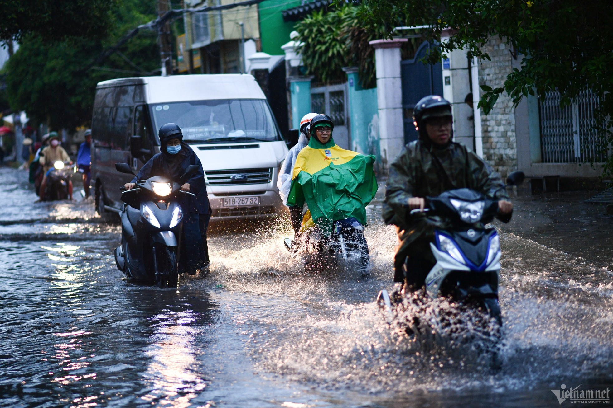 Các tuyến đường TPHCM thành 'sông' sau mưa lớn ảnh 1