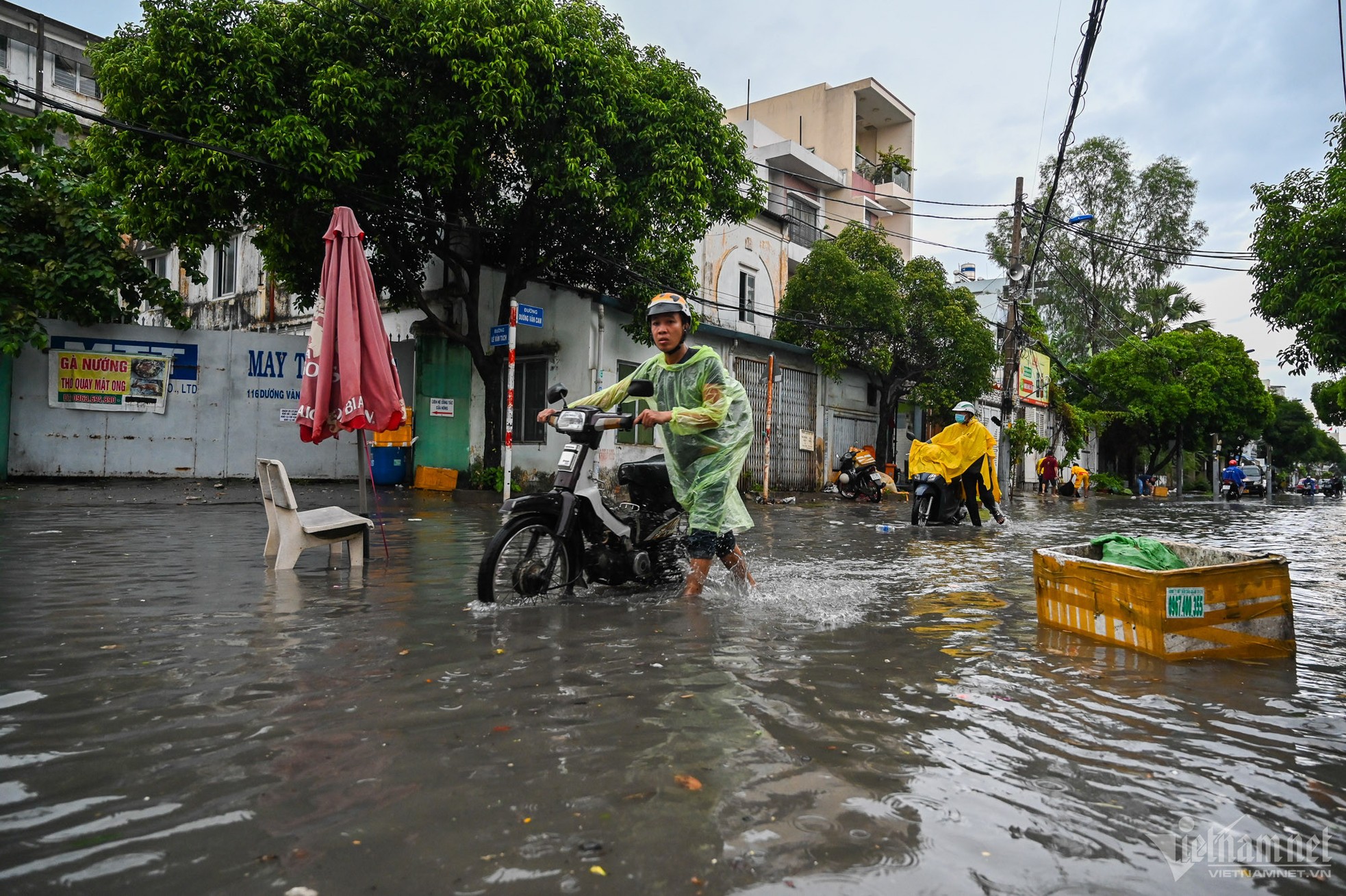 Các tuyến đường TPHCM thành 'sông' sau mưa lớn ảnh 8