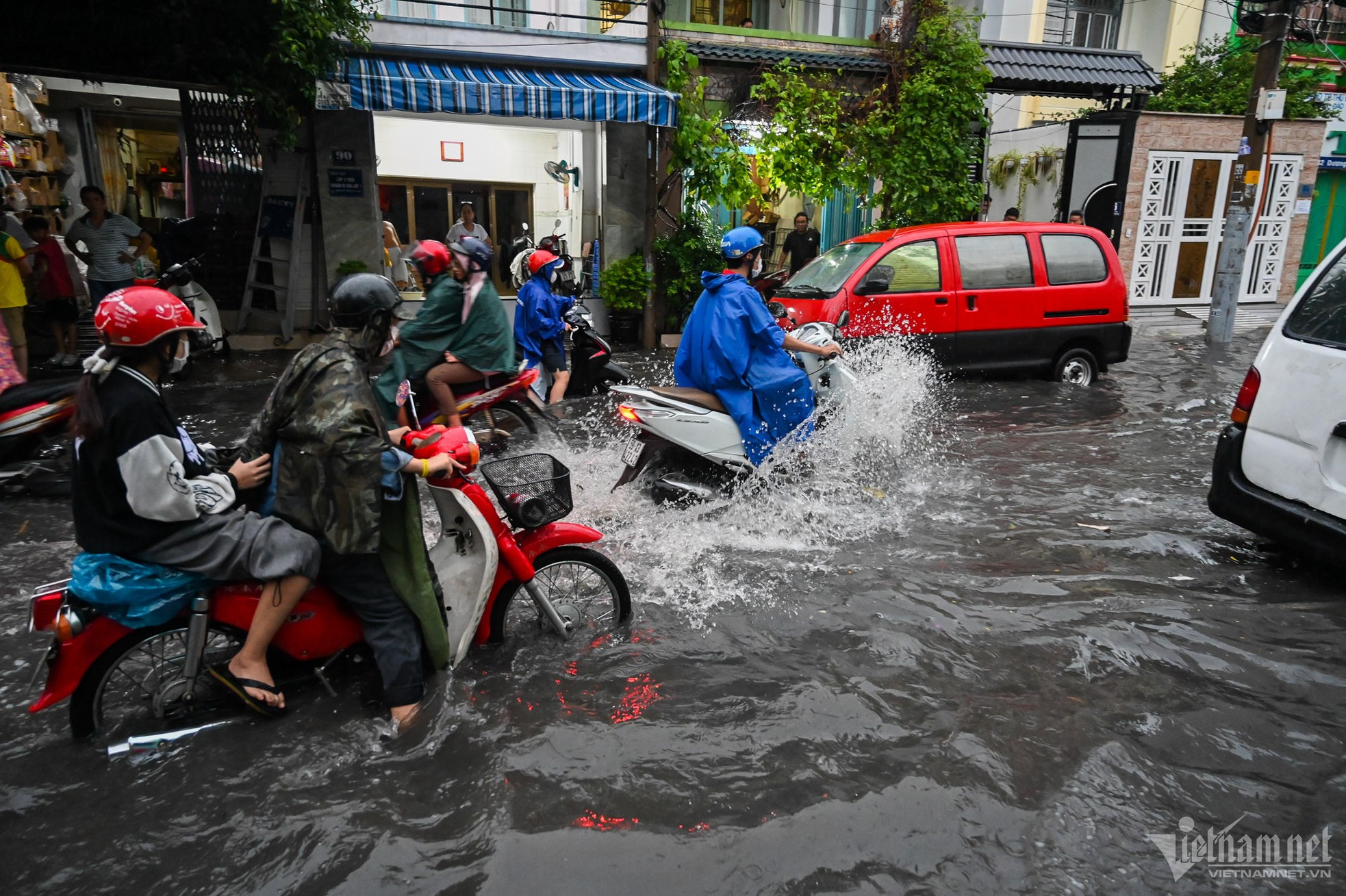 Các tuyến đường TPHCM thành 'sông' sau mưa lớn ảnh 2