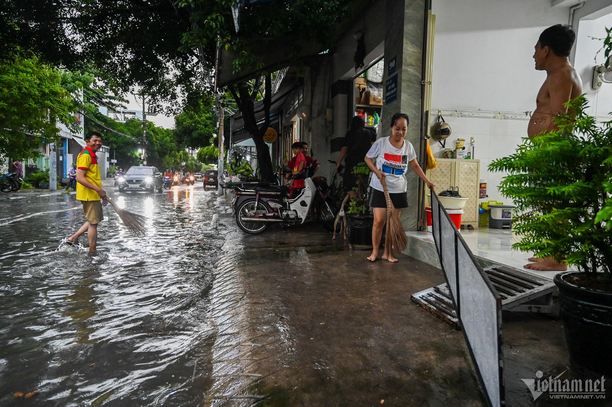 Các tuyến đường TPHCM thành 'sông' sau mưa lớn ảnh 5