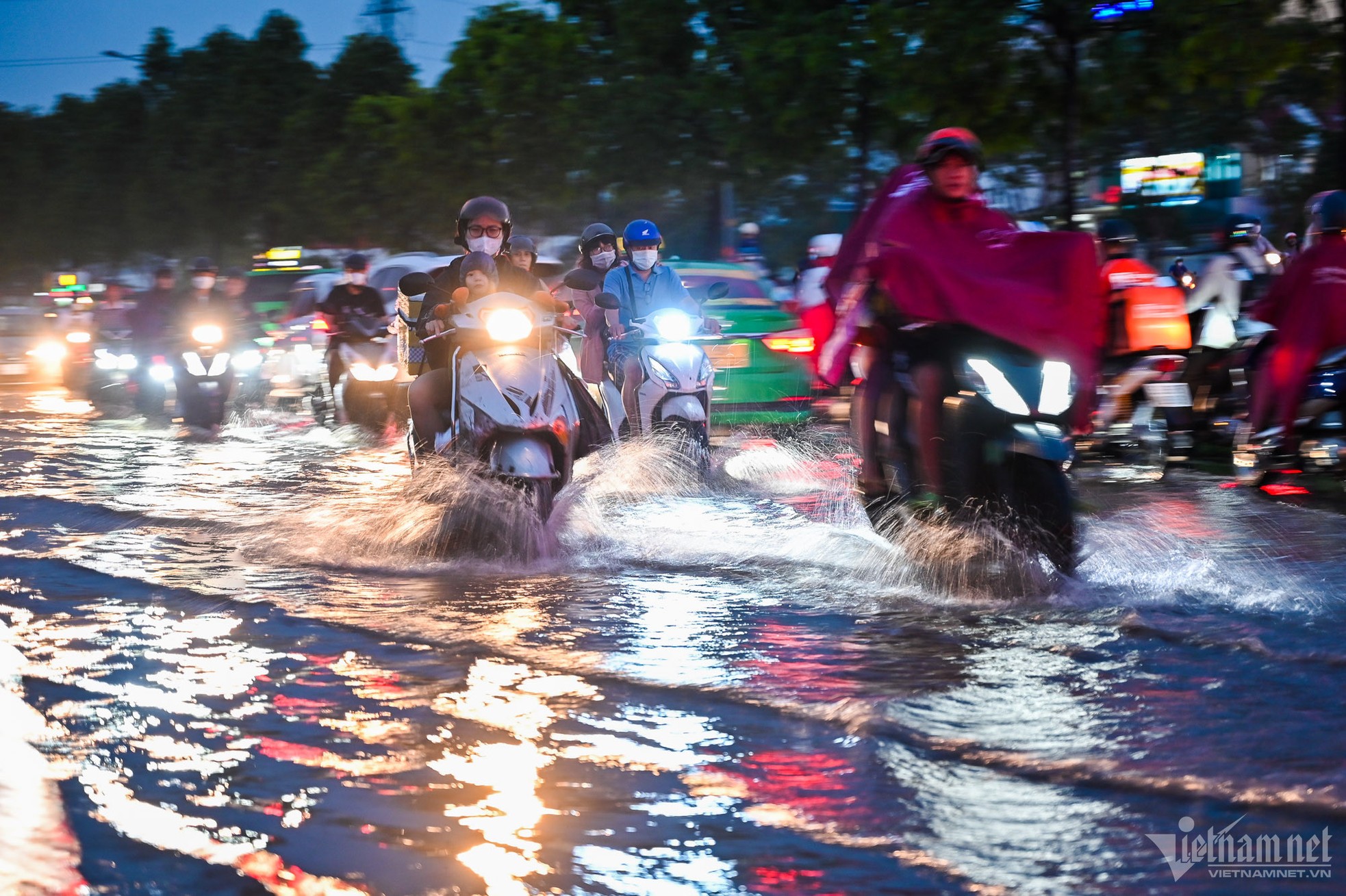 Các tuyến đường TPHCM thành 'sông' sau mưa lớn ảnh 12