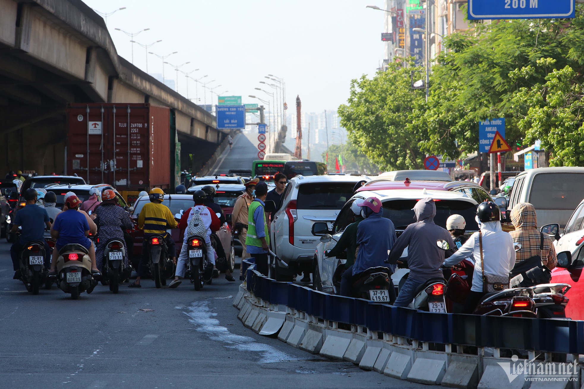 Rào chắn ở đường Nguyễn Trãi: Hàng nghìn xe đi ngược chiều, giao thông hỗn loạn ảnh 14